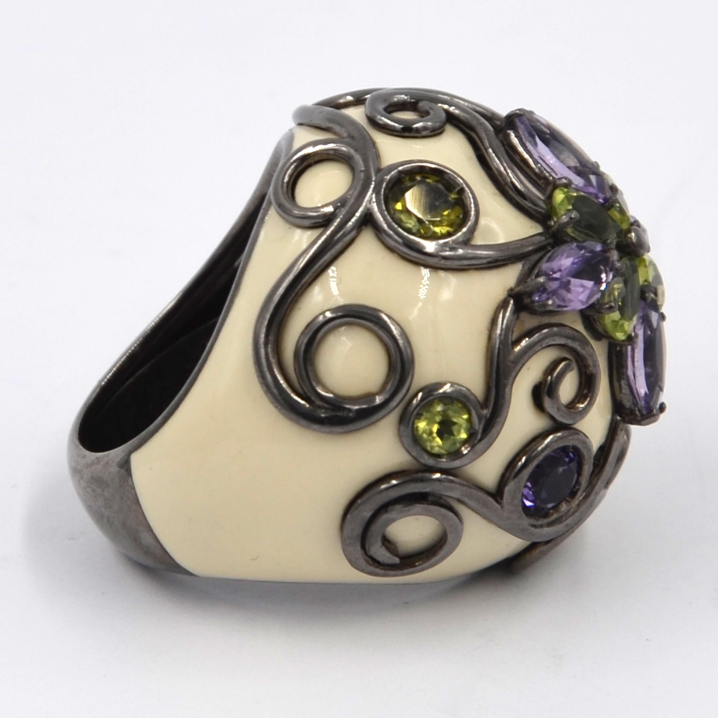 Taglio rotondo Anello d'argento rotondo con smalto bianco, ametista e peridoto in vendita