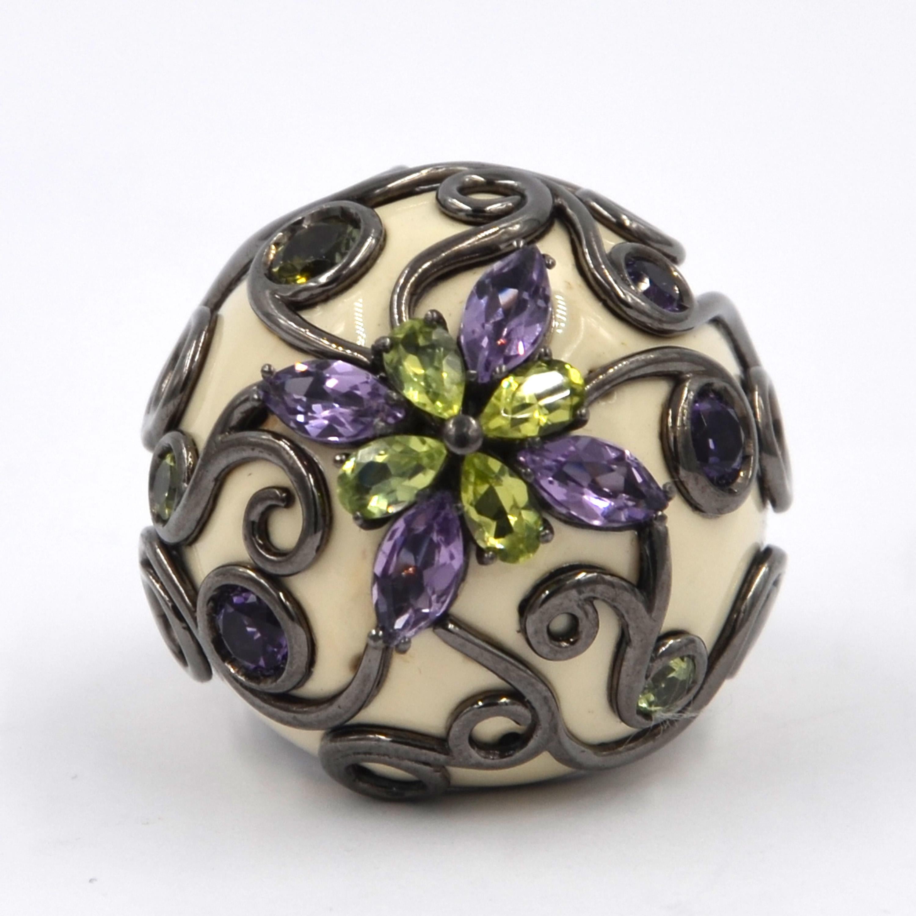Anello d'argento rotondo con smalto bianco, ametista e peridoto in vendita 1