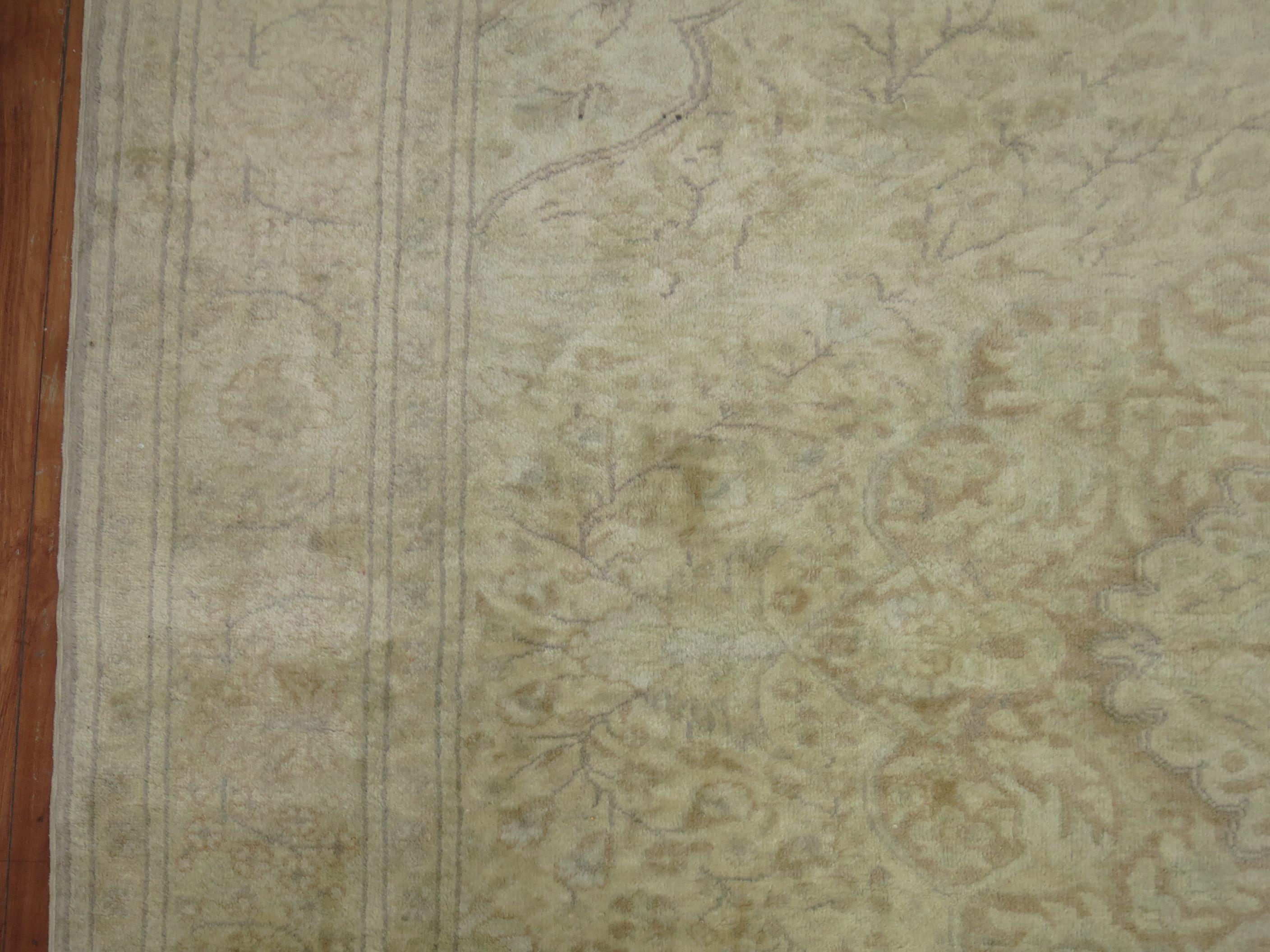 Weißer türkischer Teppich im Vintage-Look im Angebot 1