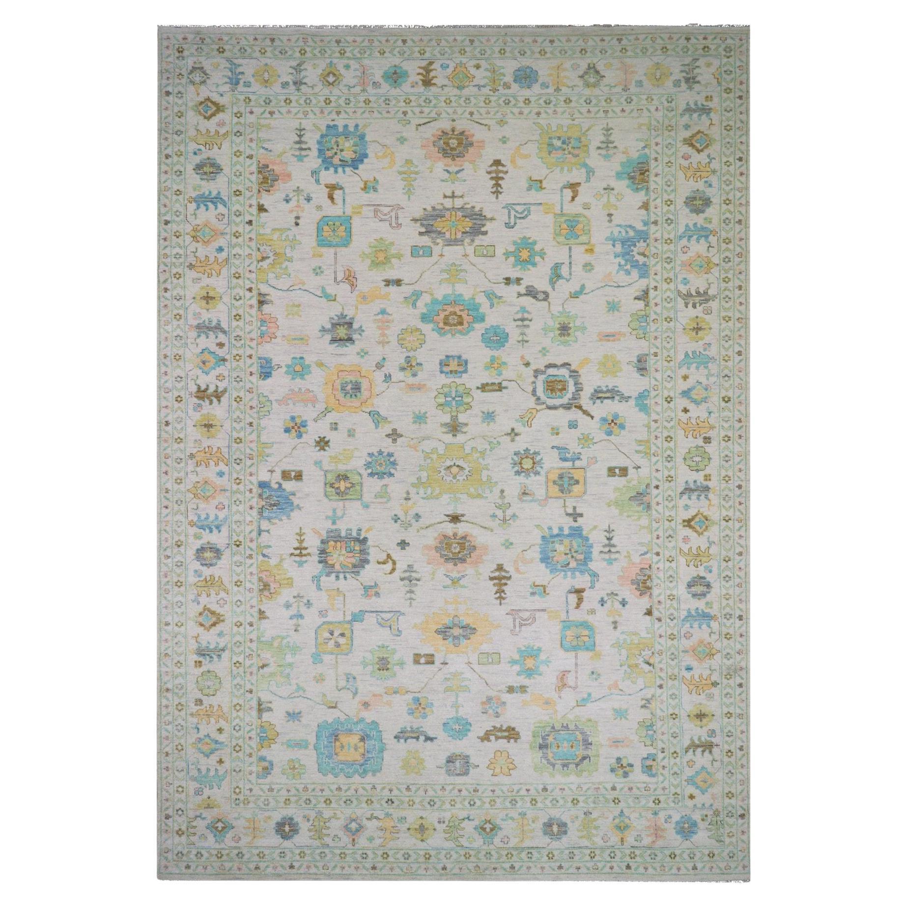 Weißer, farbenfroher, handgeknüpfter XL-Teppich aus aller Wolle in Oushak-Design 12'2" x 17'10" in Weiß