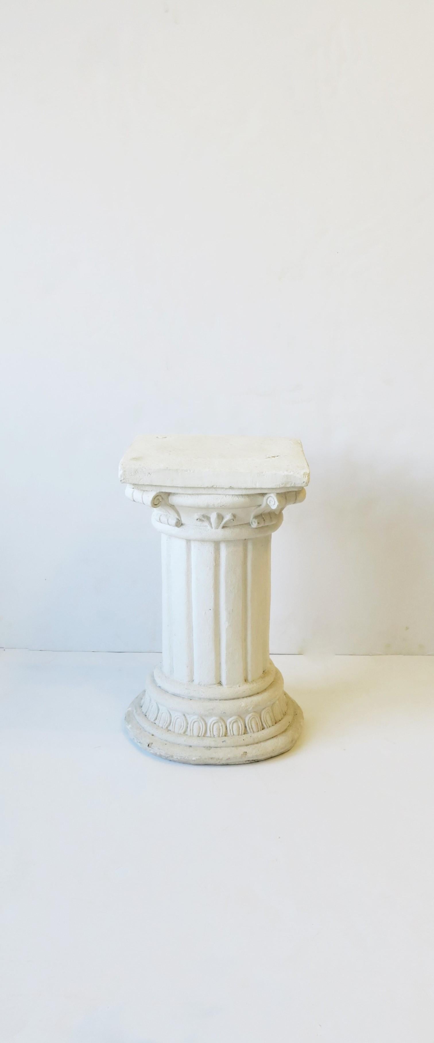White Column Pillar Pedestal Side Table or Stand in the Neoclassical Style In Good Condition In New York, NY