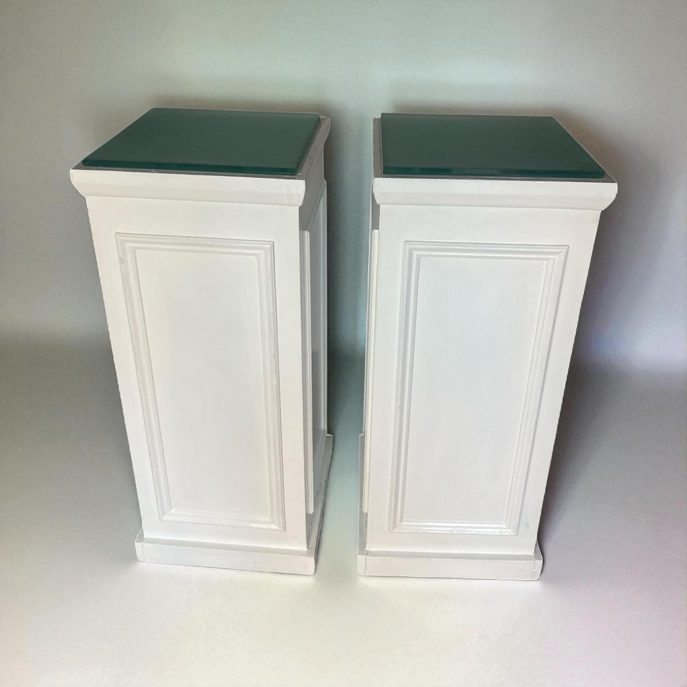 White Column Plynth, Plant, Urn or Bust stand. Event furniture. Painted Gloss white with rustic aged look. recently repainted with a frosted glass removeable top.

H: 103cm

W: 44cm

D: 44cm

Glass Top: 40cm X 40cm X 1.5cm thickness.