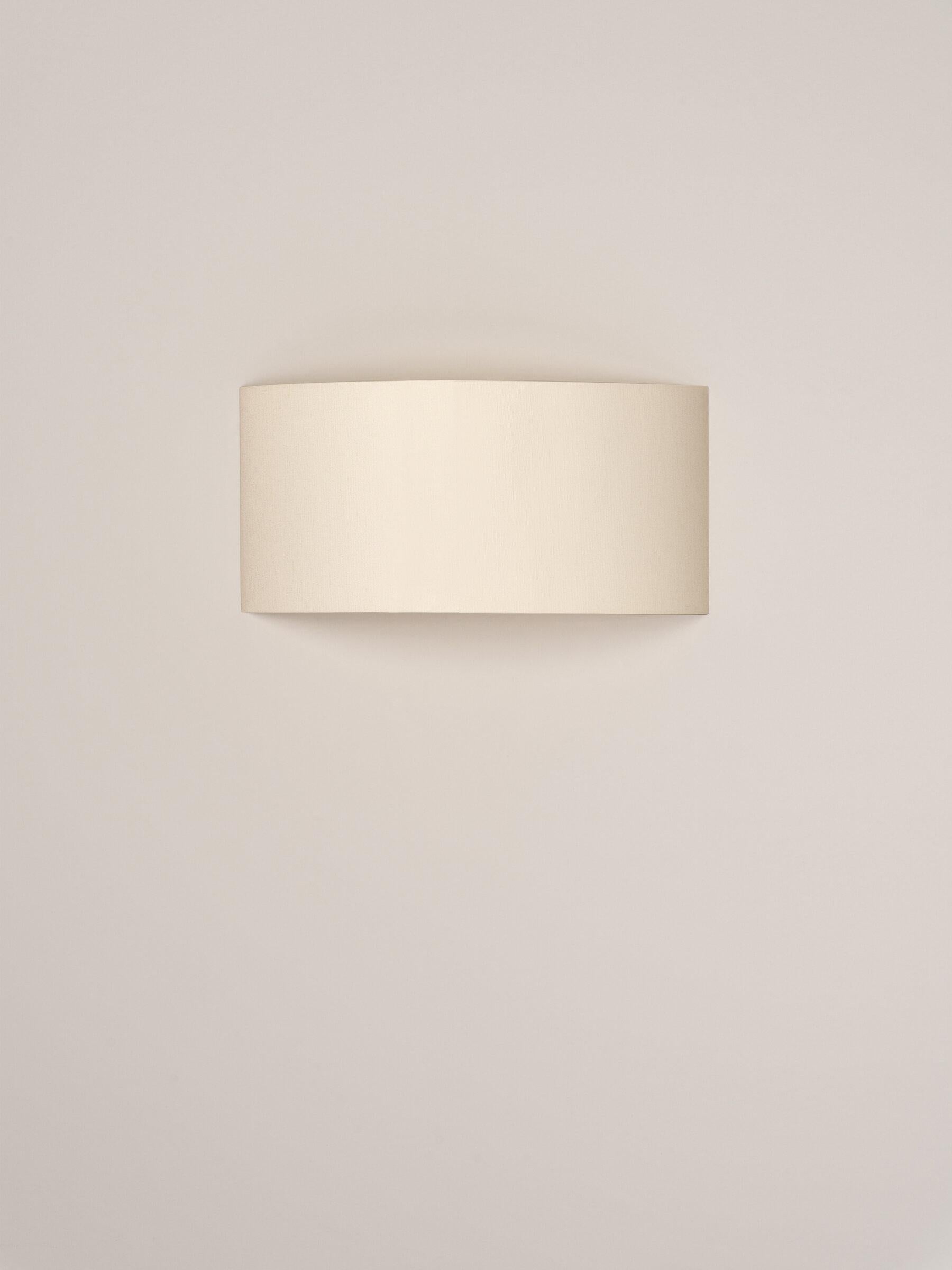 White Comodín rectangular wall lamp by Santa & Cole
Dimensions: D 50 x W 13 x H 24 cm
Materials: Metal, linen.

This minimalist wall lamp humanises neutral spaces with its colourful and functional sobriety. The shade is fondly hand-ribboned,