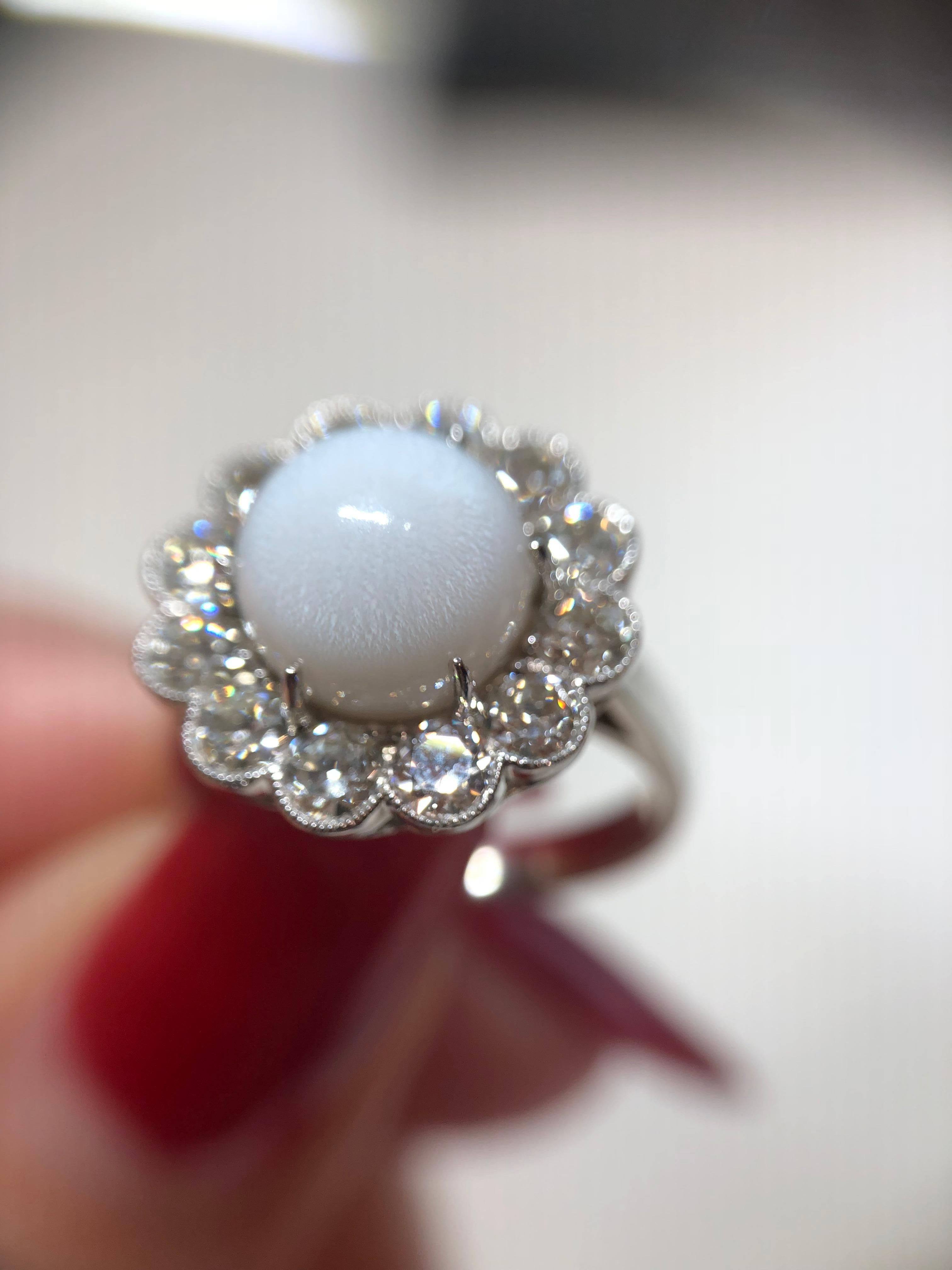 White Conch Pearl and Diamond 18 Karat White Gold Ring In New Condition In Banbury, GB
