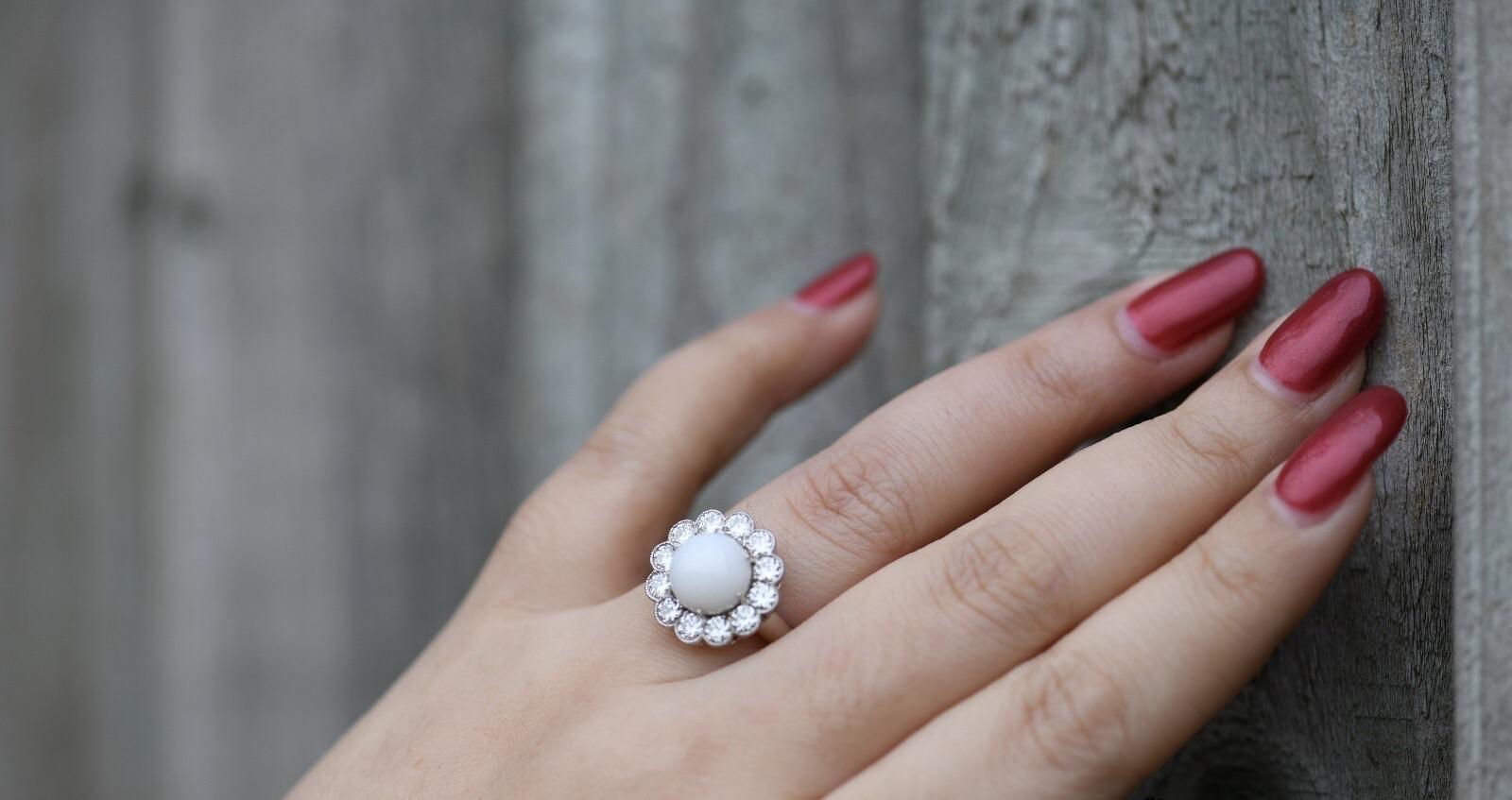 White Conch Pearl and Diamond 18 Karat White Gold Ring 2