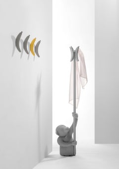 Porte-manteau moderne en bois de singe gris avec base en béton