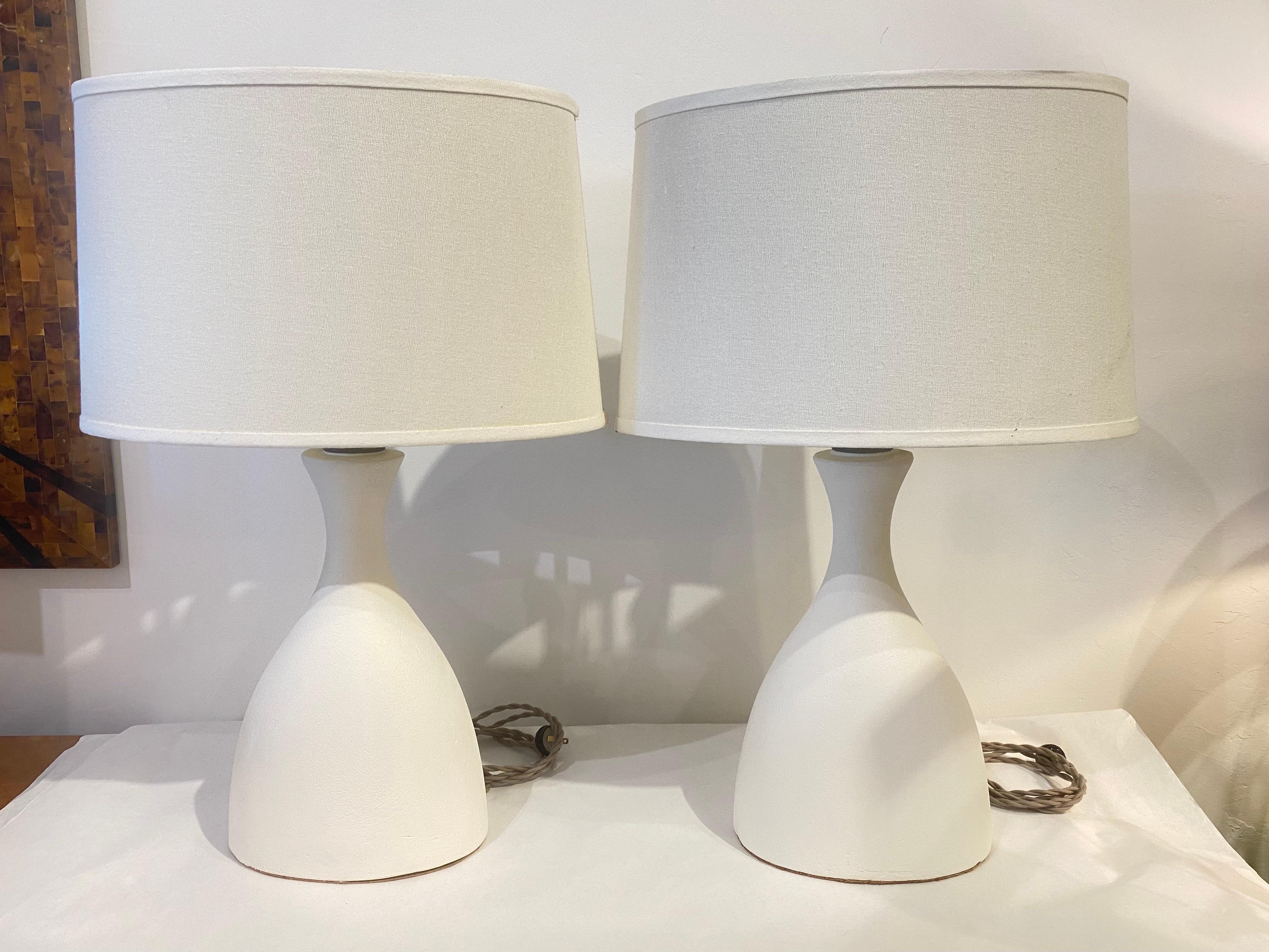 Betonflasche Stil konturierte Tischlampen, Paar im Angebot 4