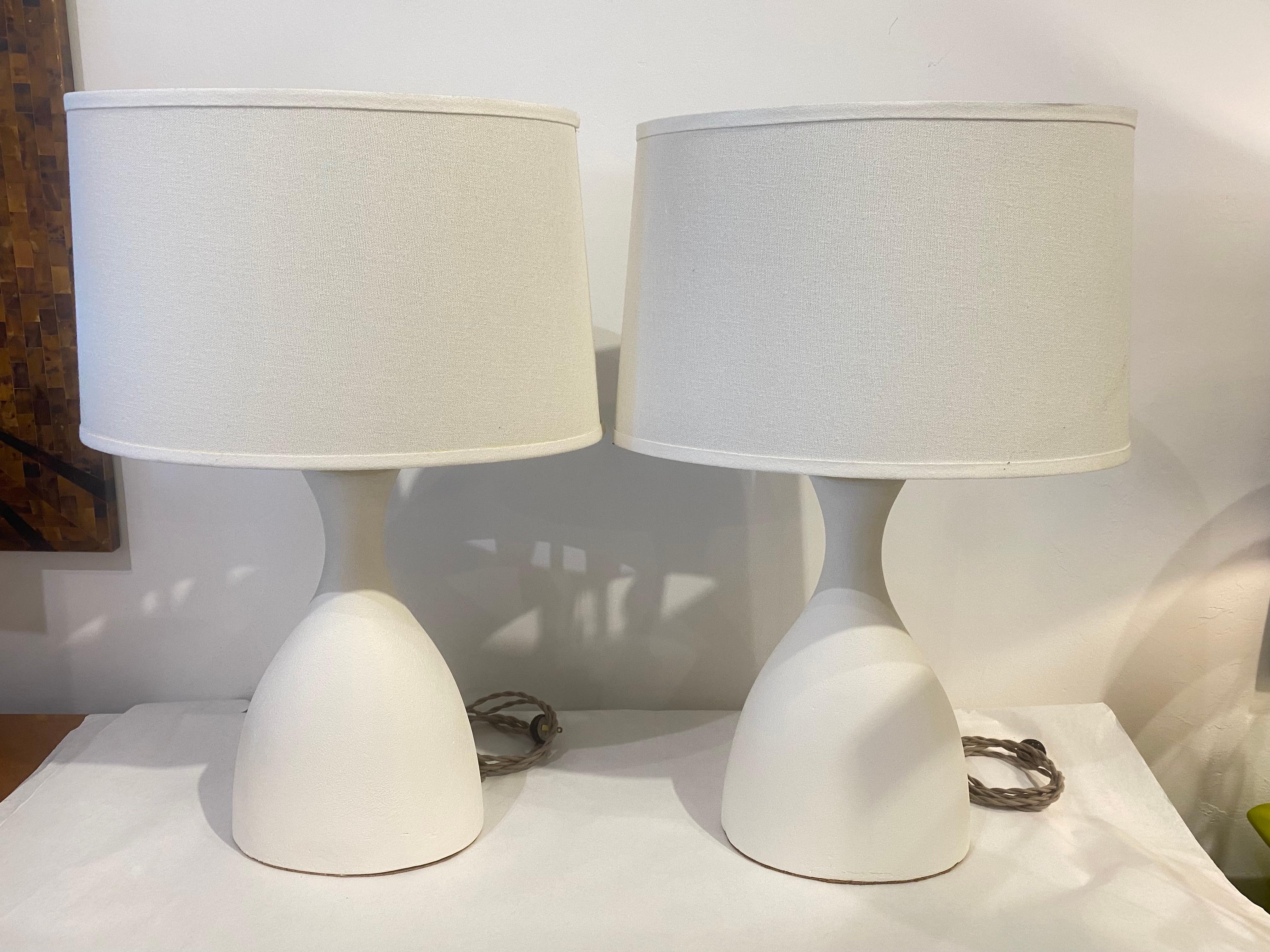 Betonflasche Stil konturierte Tischlampen, Paar im Angebot 5