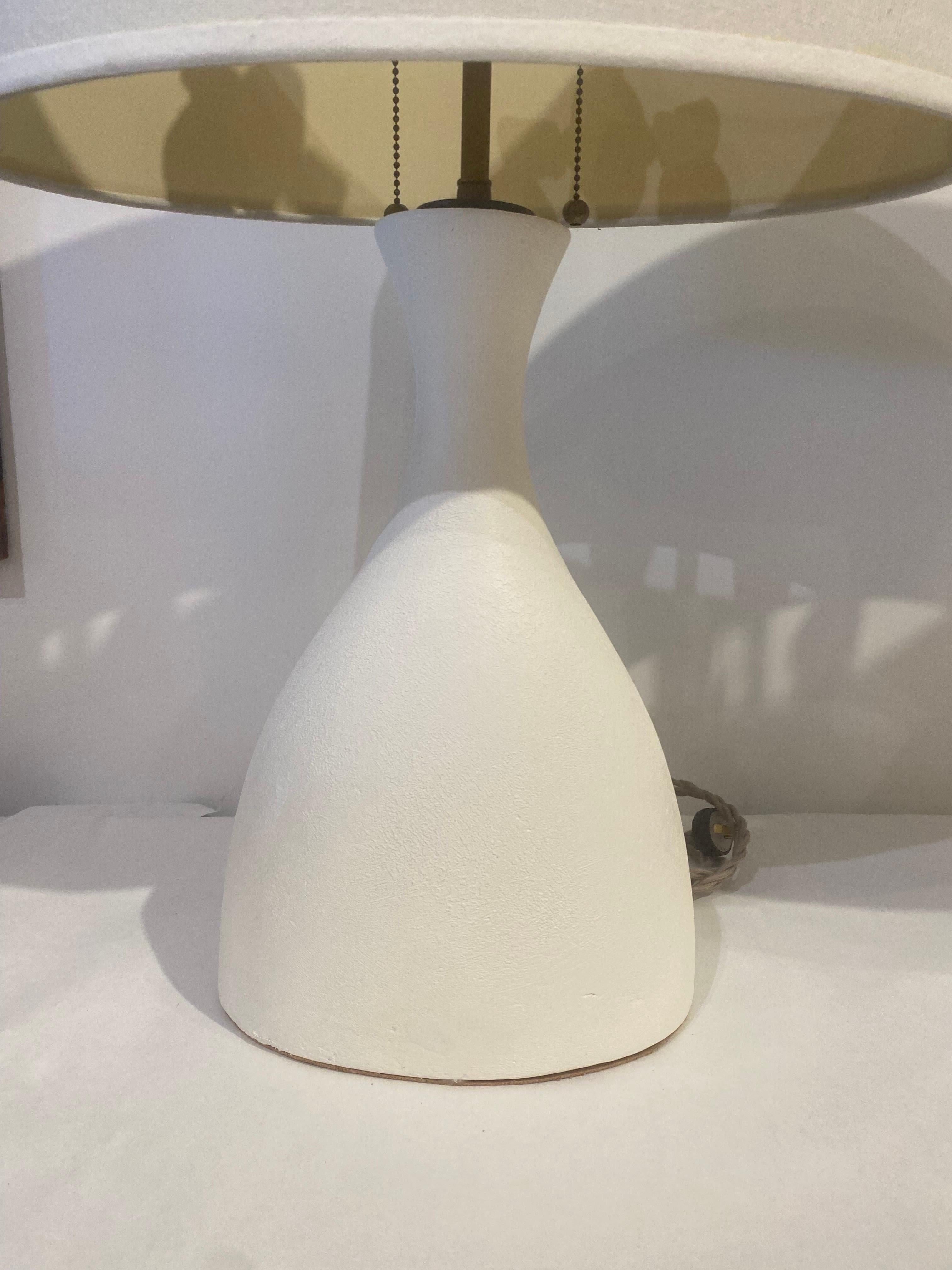 Betonflasche Stil konturierte Tischlampen, Paar im Angebot 6
