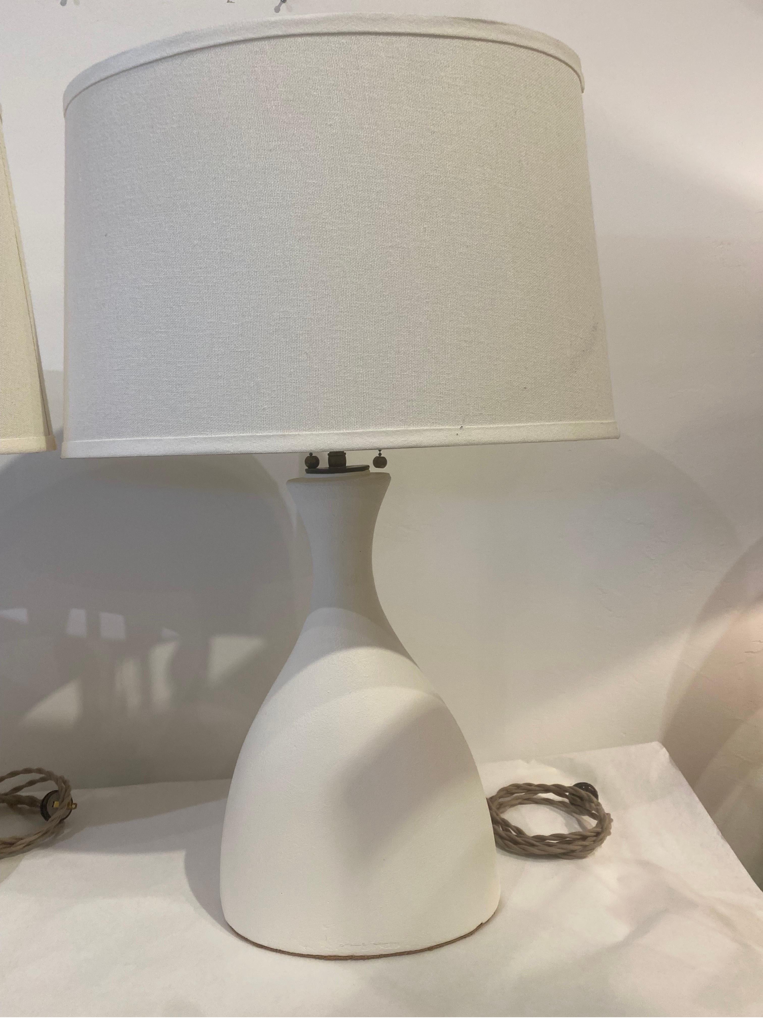 Betonflasche Stil konturierte Tischlampen, Paar im Angebot 7