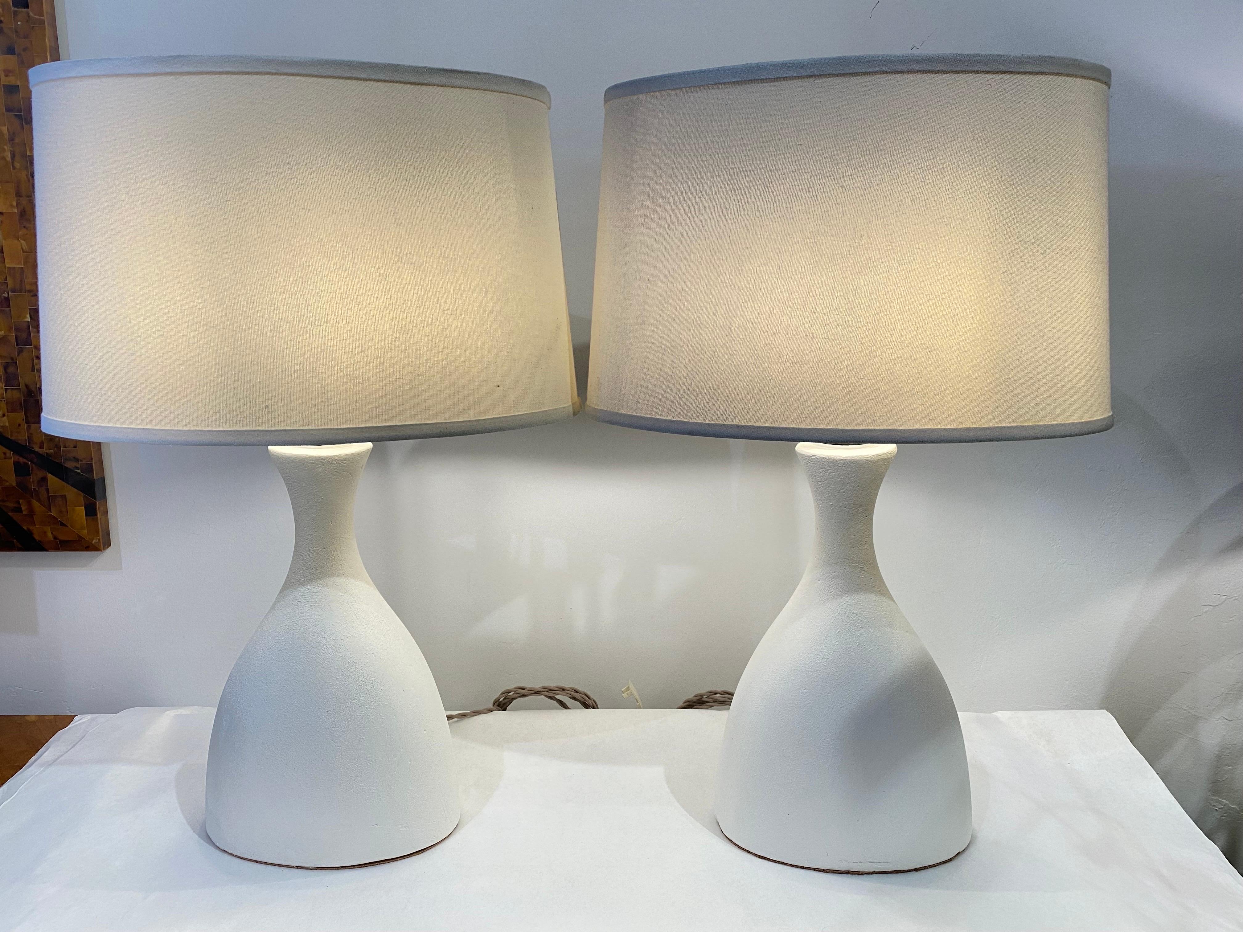 Betonflasche Stil konturierte Tischlampen, Paar (Organische Moderne) im Angebot