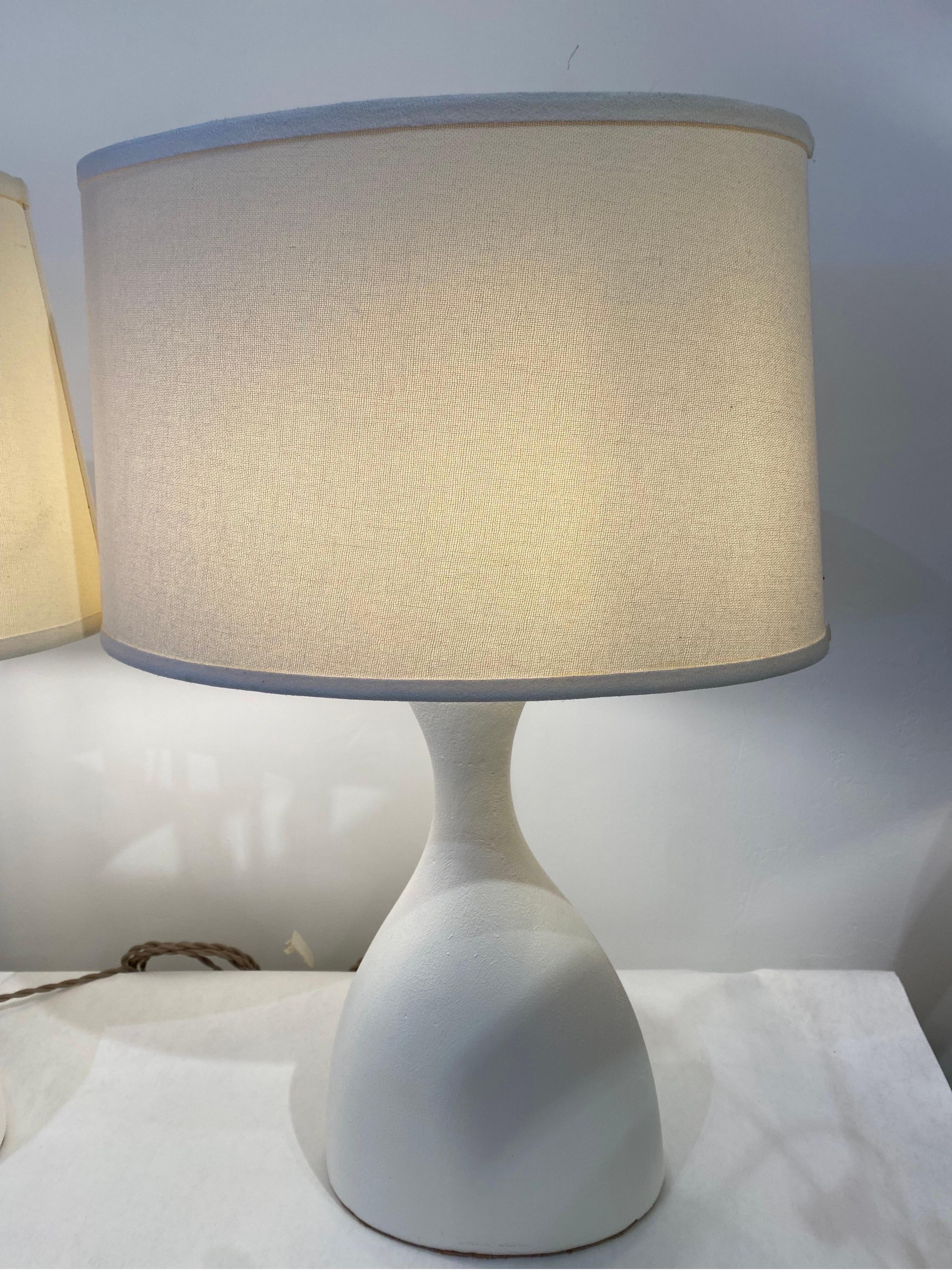 Betonflasche Stil konturierte Tischlampen, Paar im Zustand „Gut“ im Angebot in North Miami, FL