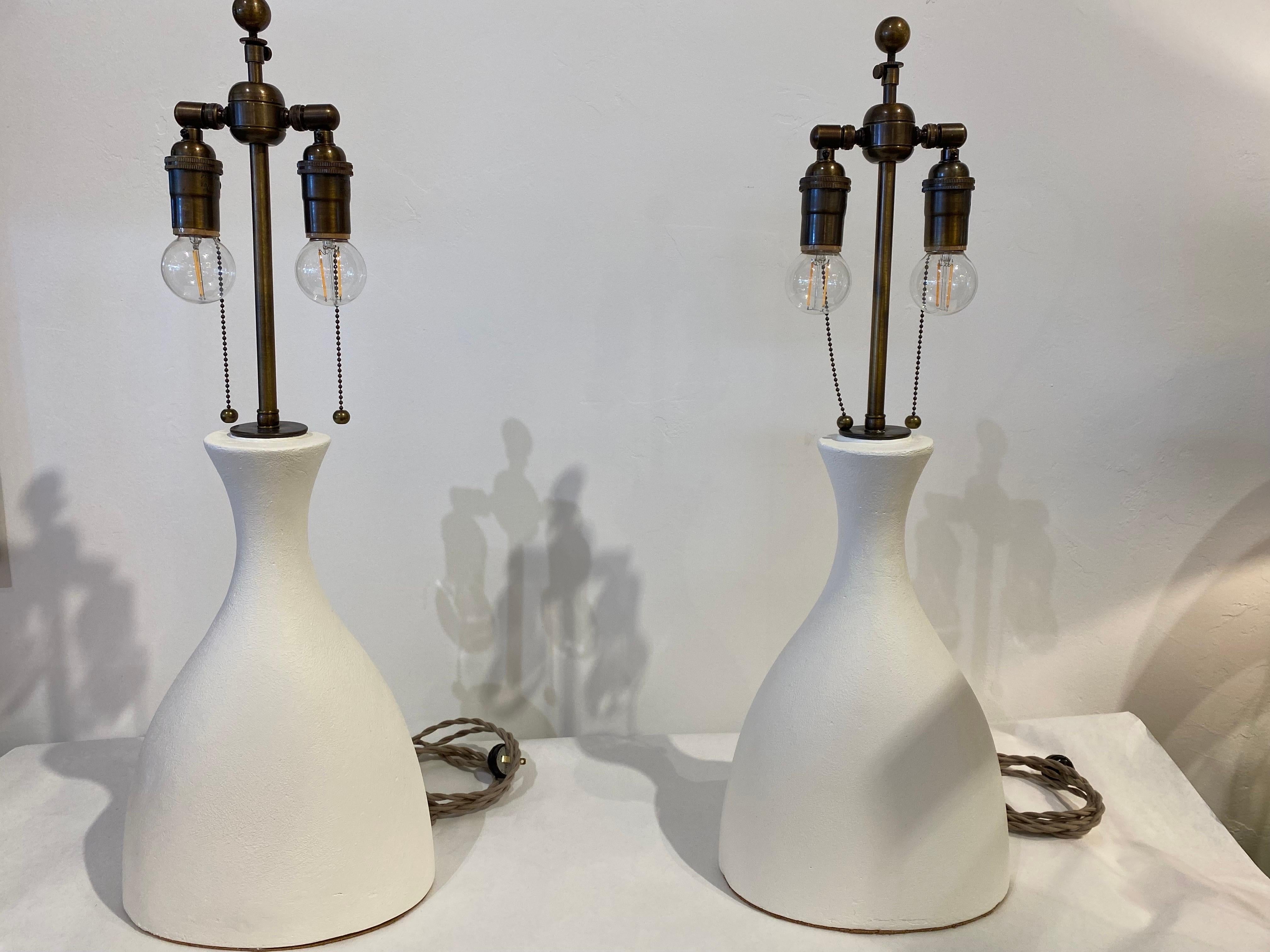 Betonflasche Stil konturierte Tischlampen, Paar (21. Jahrhundert und zeitgenössisch) im Angebot