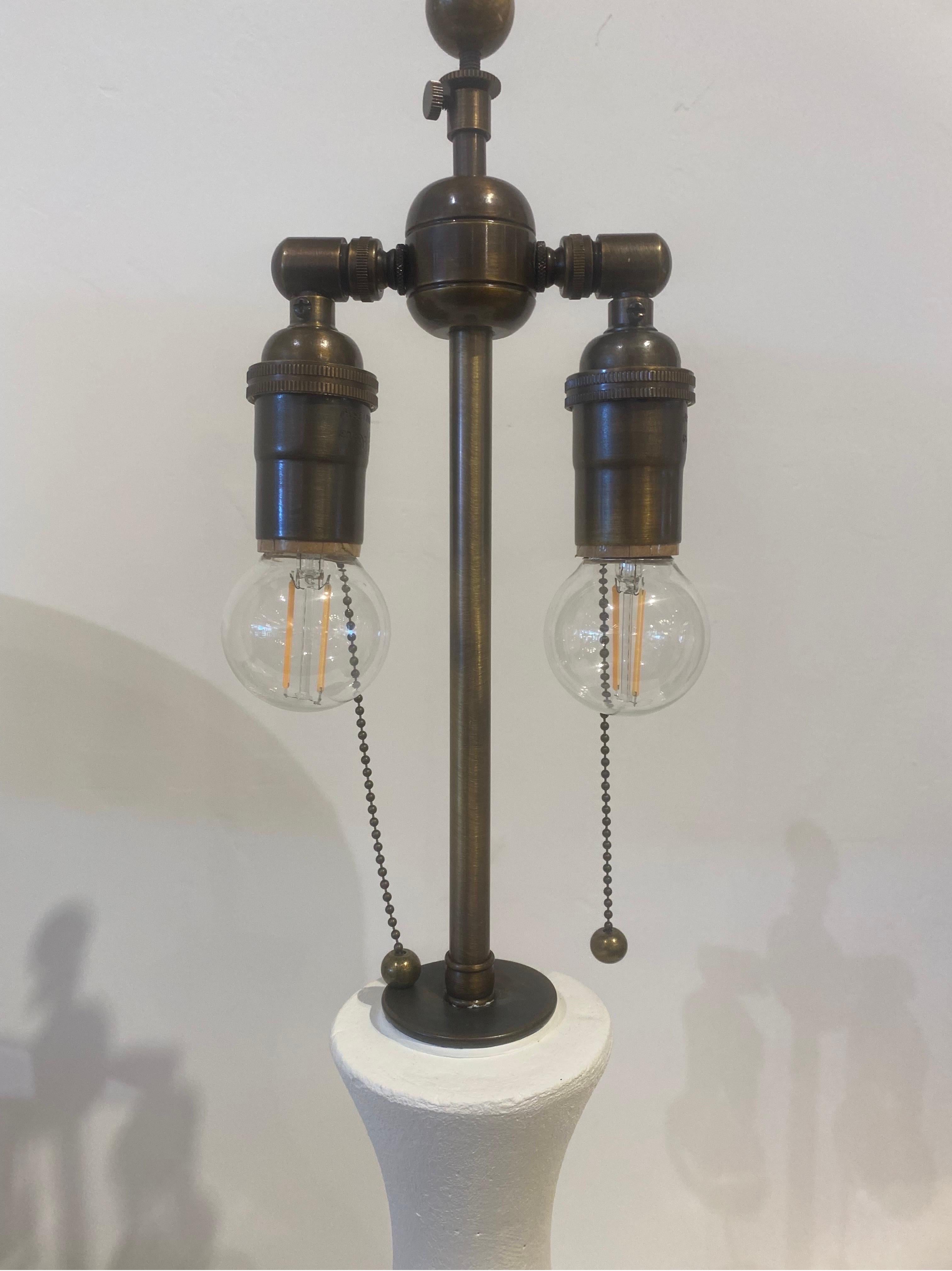Betonflasche Stil konturierte Tischlampen, Paar im Angebot 1