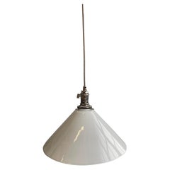 Lampe à suspension en verre cône blanc avec quincaillerie en nickel poli, Neuf