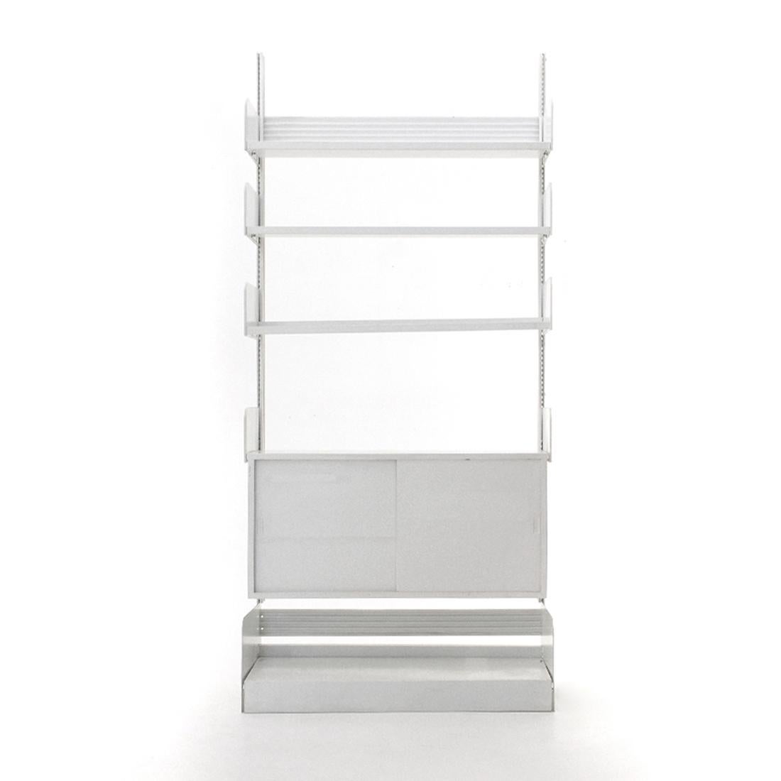 Italian-made bookcase produced in the 1960s.
Structure in white painted metal, totally demountable.
Shelves and container compartment that can be positioned in different positions.
Good general conditions, some marks and halos due to normal use