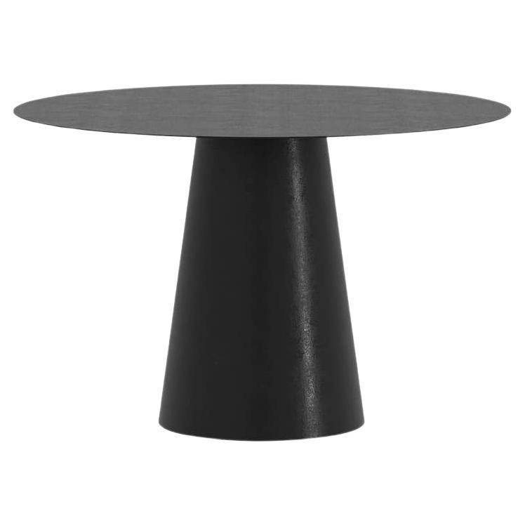 La table à manger Conic est une pièce monolithique conçue comme une table à manger convenant aussi bien à l'intérieur qu'à l'extérieur. 
Fabriqué à la main en aluminium galvanisé et revêtu d'une finition électrostatique mate, son diamètre peut être