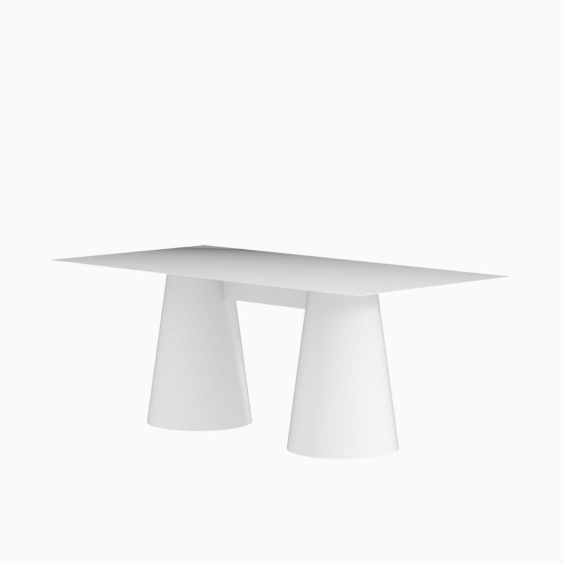 Der Conic Dining Table ist ein monolithisches Stück, das als Esstisch für den Innen- und Außenbereich konzipiert wurde. 
Von Hand aus galvanisiertem Aluminium gefertigt und mit einer matten elektrostatischen Beschichtung versehen, kann seine Größe