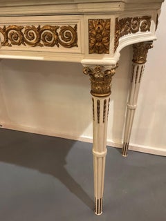 Console blanche avec montures en bronze doré Plateau en marbre de style Louis XVI