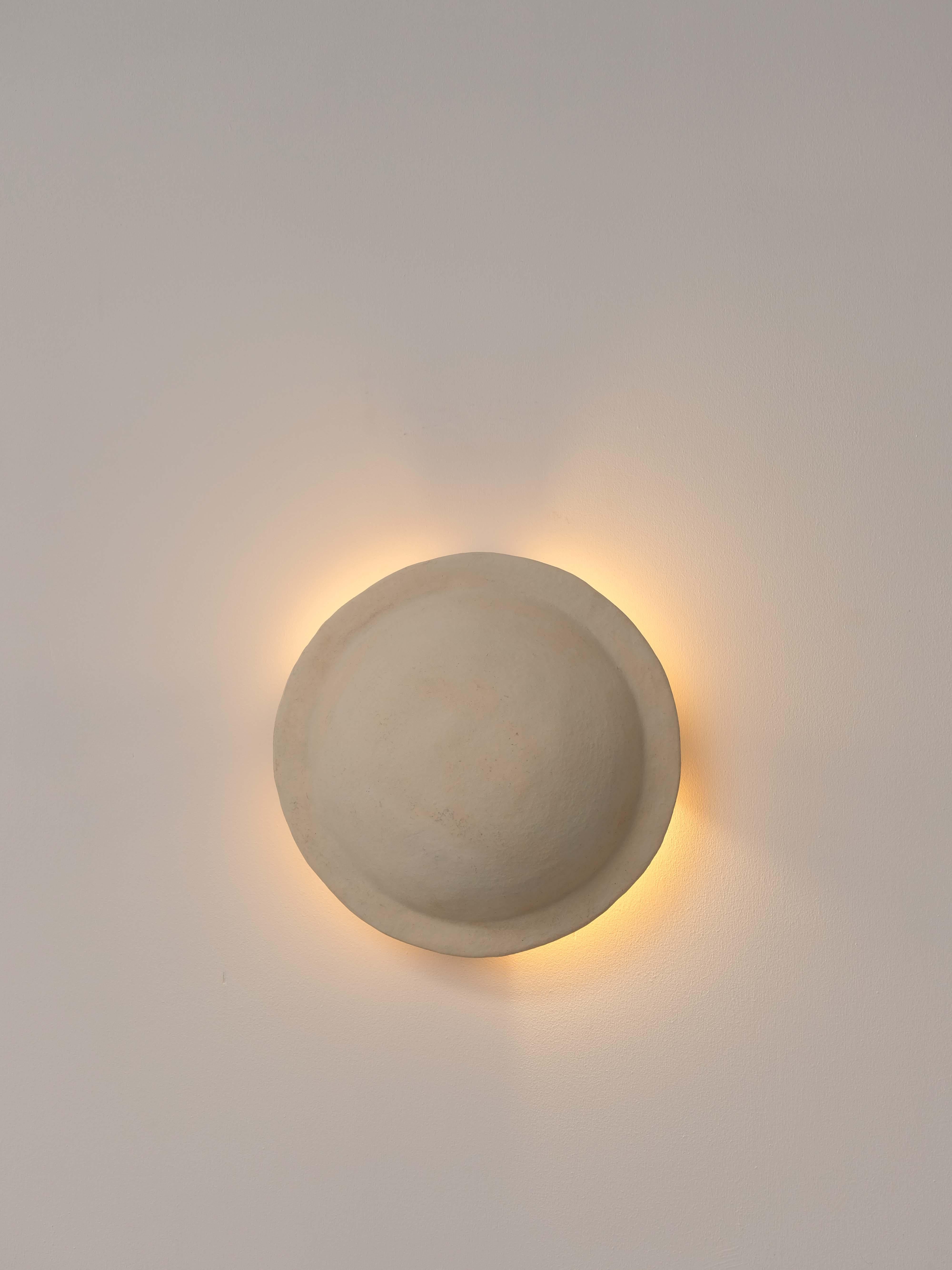 Argilla Lampada da parete contemporanea in ceramica bianca realizzata con argilla locale da Memòri Studio in vendita