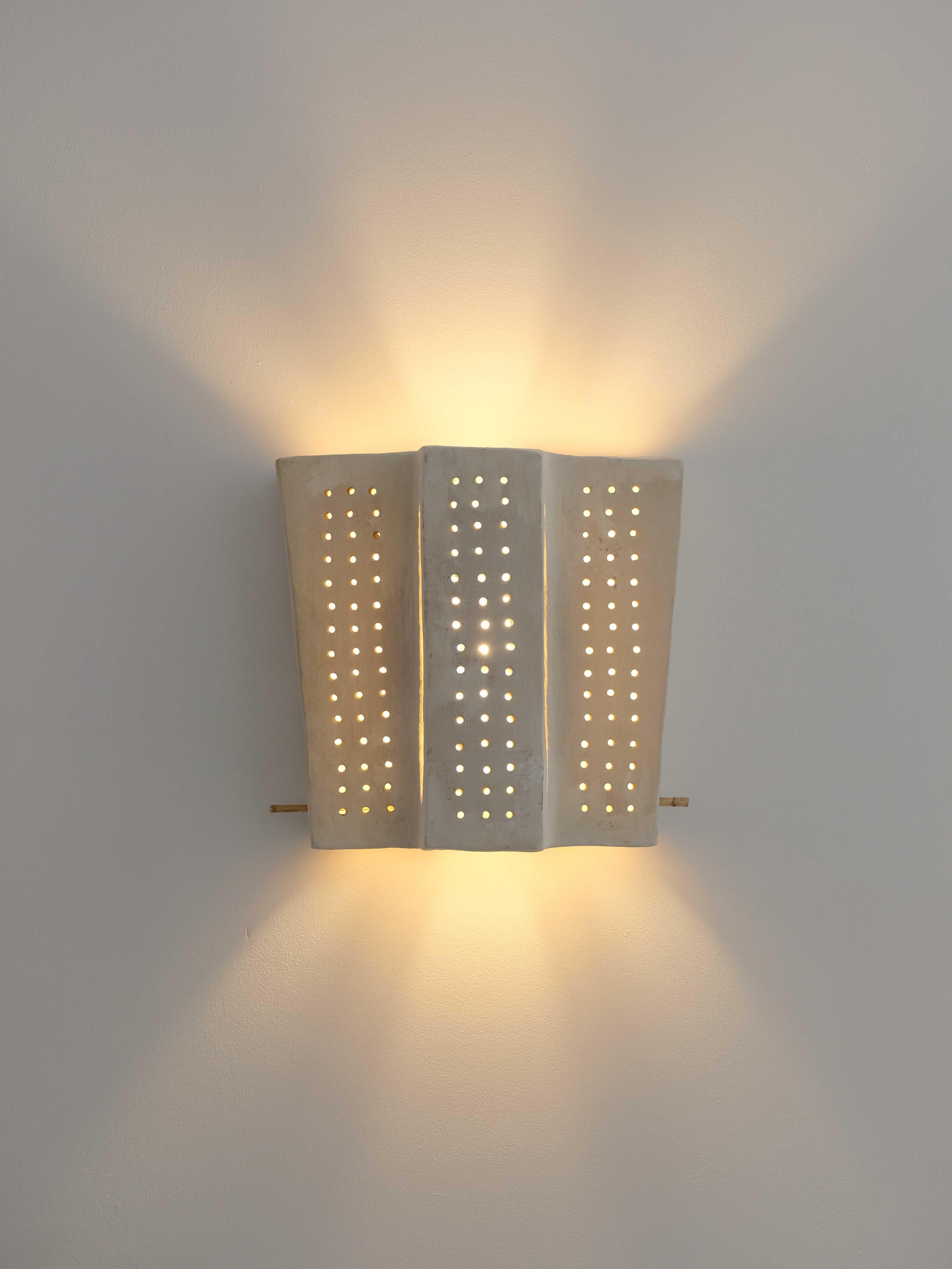 Aplique de cerámica contemporáneo blanco de arcilla local por memòri studio Arcilla en venta