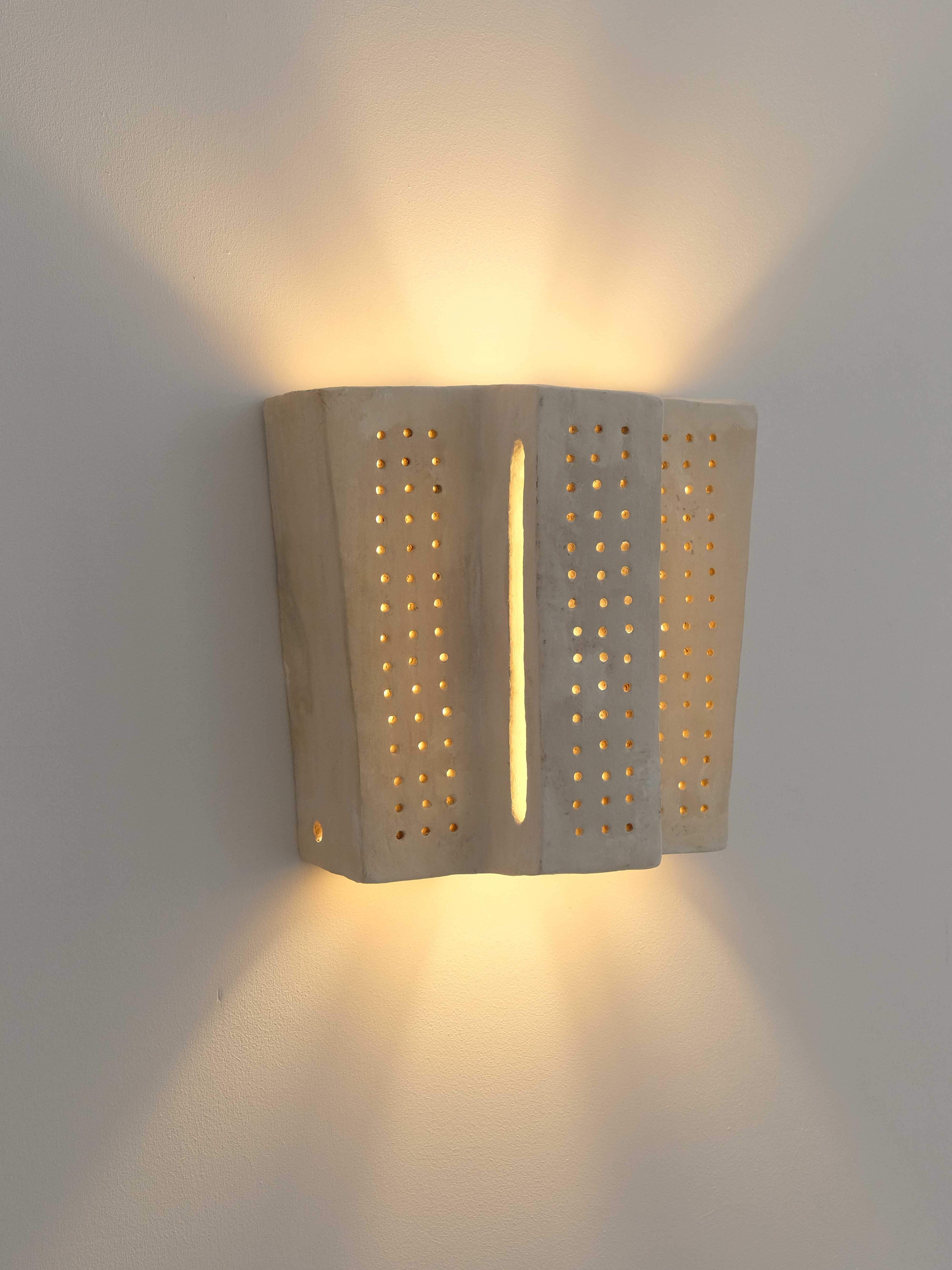 Aplique de cerámica contemporáneo blanco de arcilla local por memòri studio en venta 2