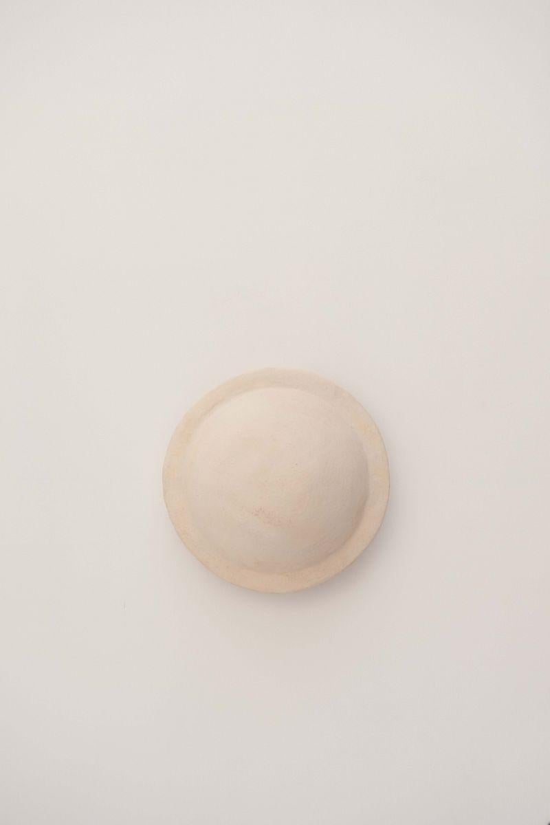 Lampada da parete contemporanea in ceramica bianca realizzata con argilla locale da Memòri Studio in vendita 1