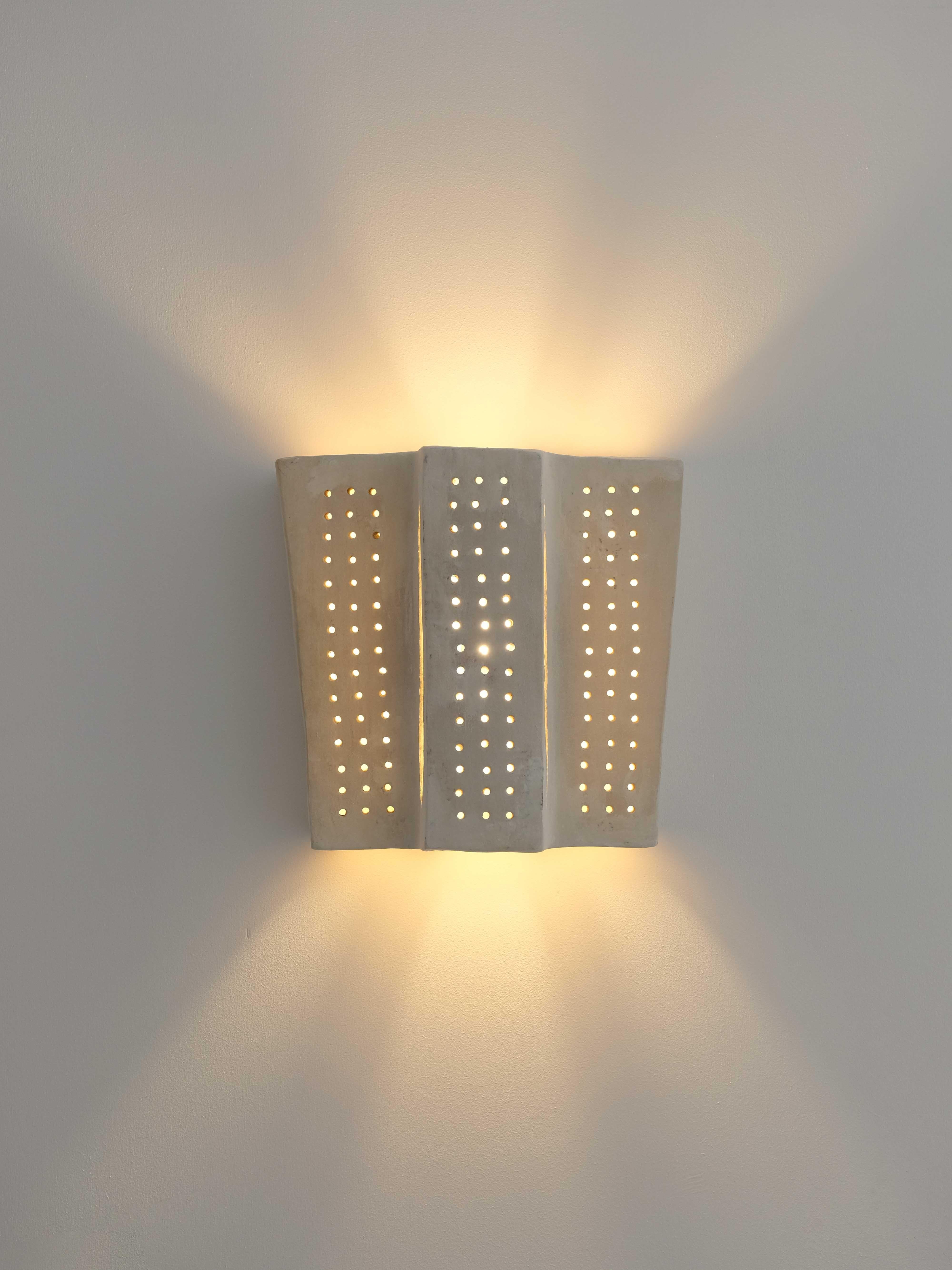 Aplique de cerámica contemporáneo blanco de arcilla local por memòri studio en venta 1