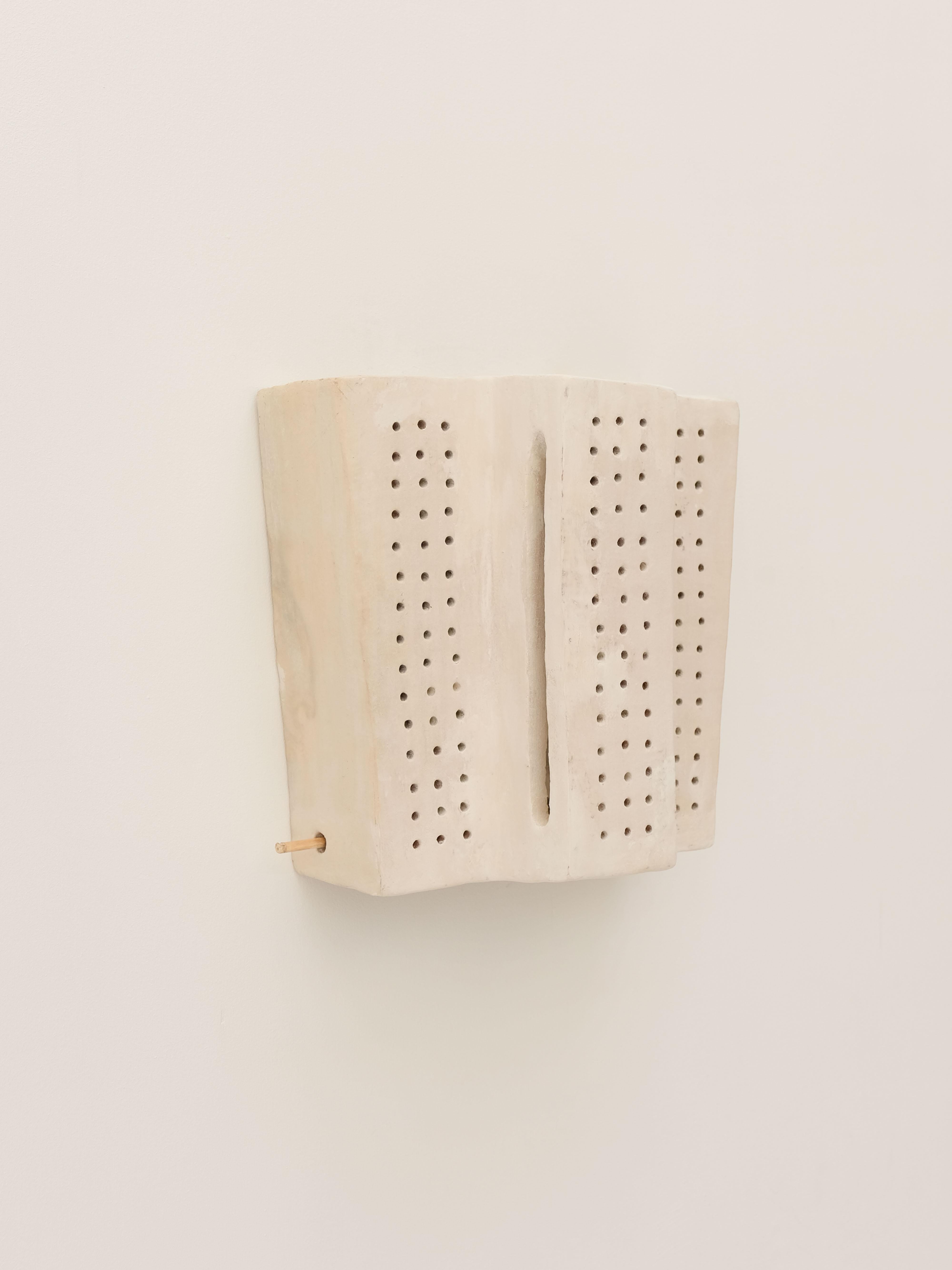 Aplique de cerámica contemporáneo blanco de arcilla local por memòri studio en venta 3