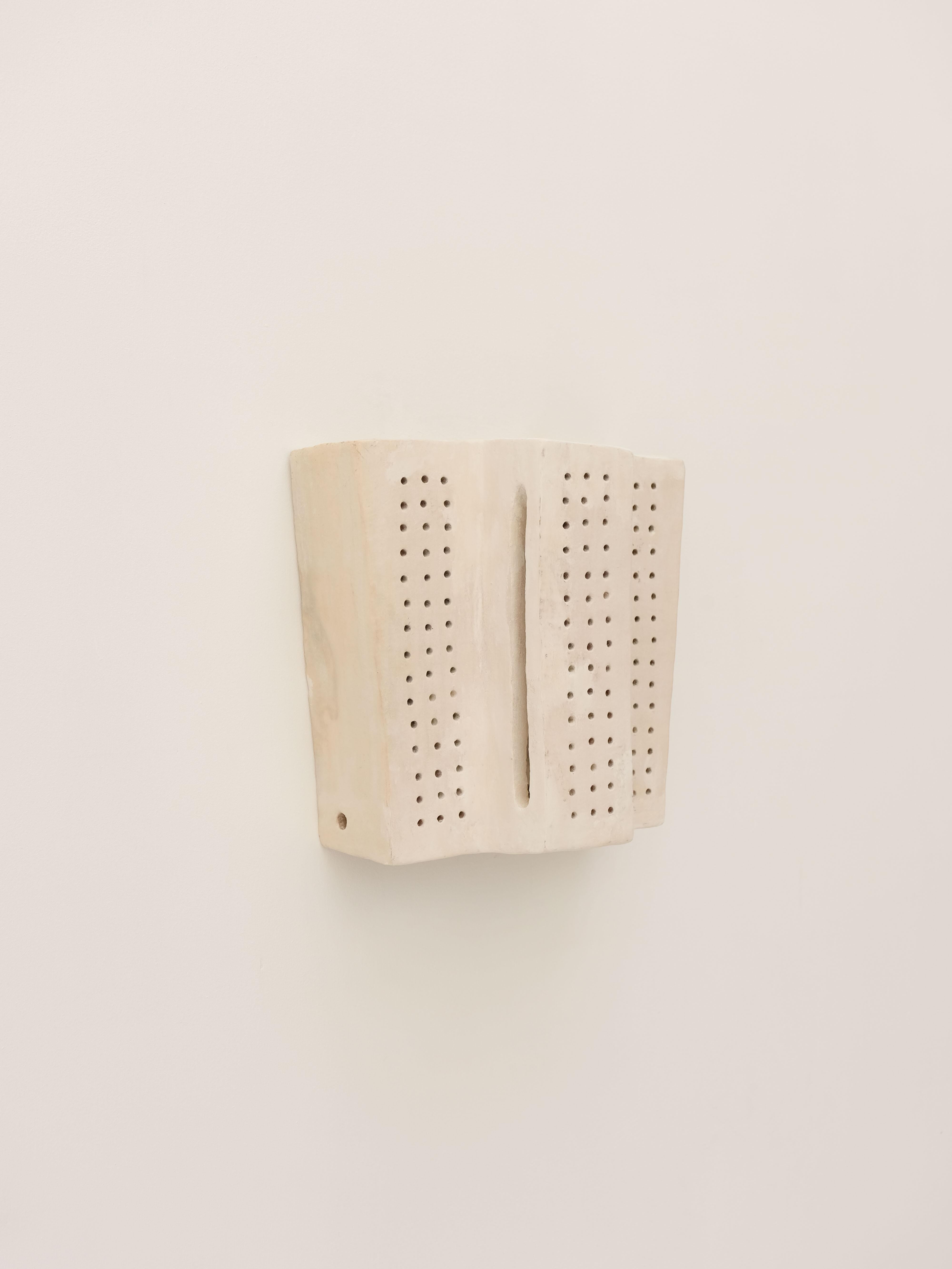 Aplique de cerámica contemporáneo blanco de arcilla local por memòri studio en venta 4