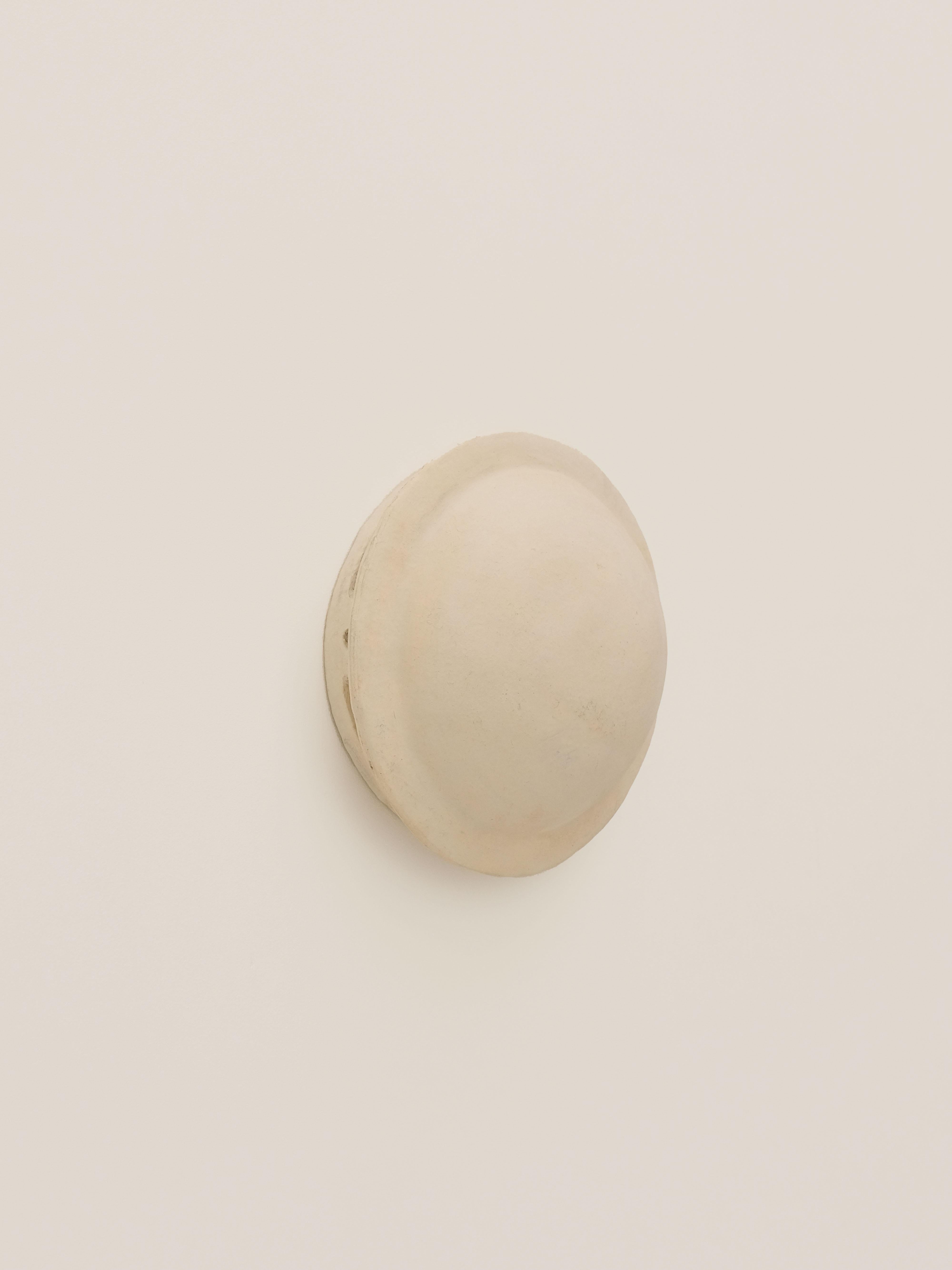 Lampada da parete contemporanea in ceramica bianca realizzata con argilla locale da Memòri Studio in vendita 3