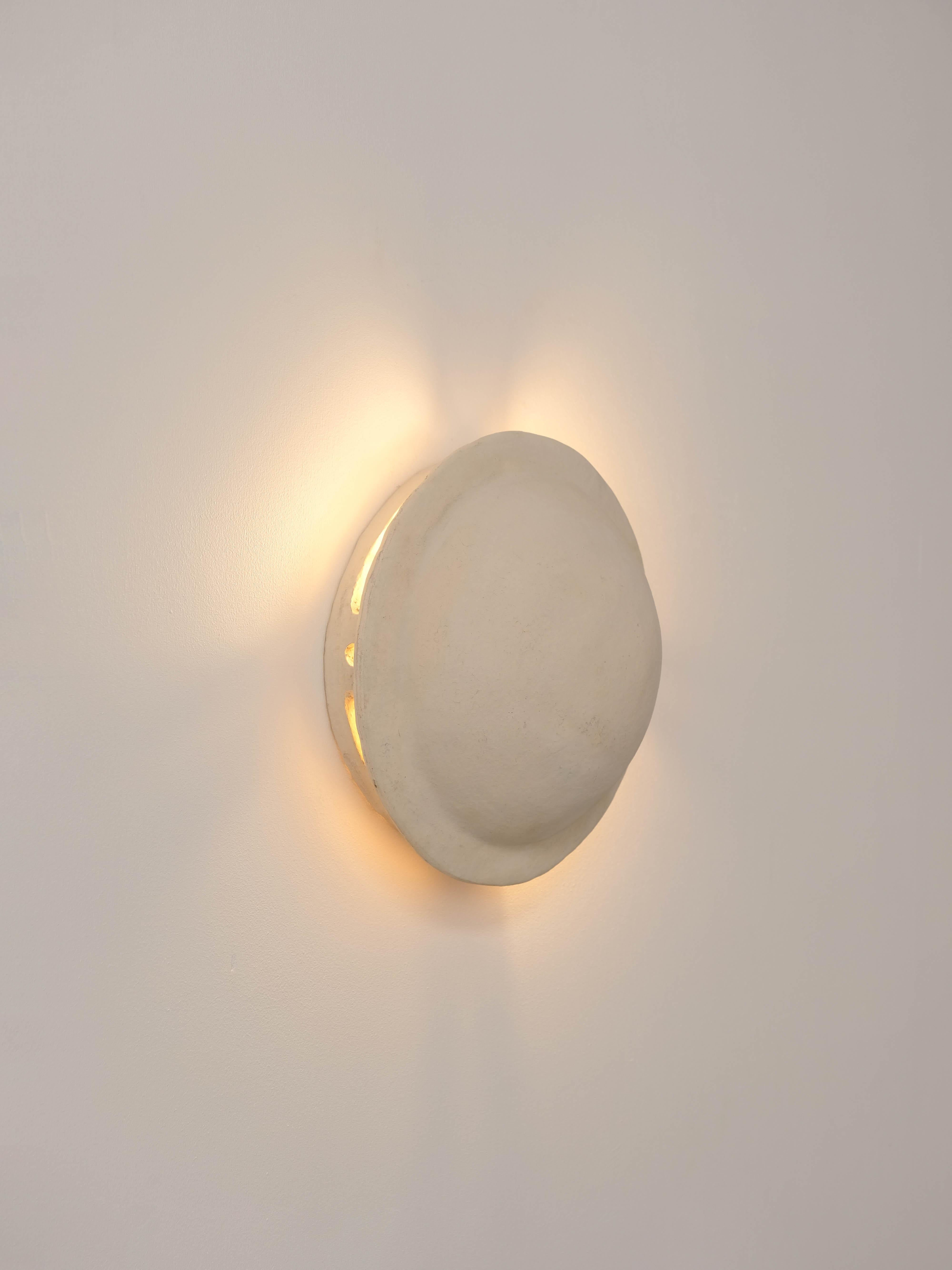Lampada da parete contemporanea in ceramica bianca realizzata con argilla locale da Memòri Studio in vendita 7