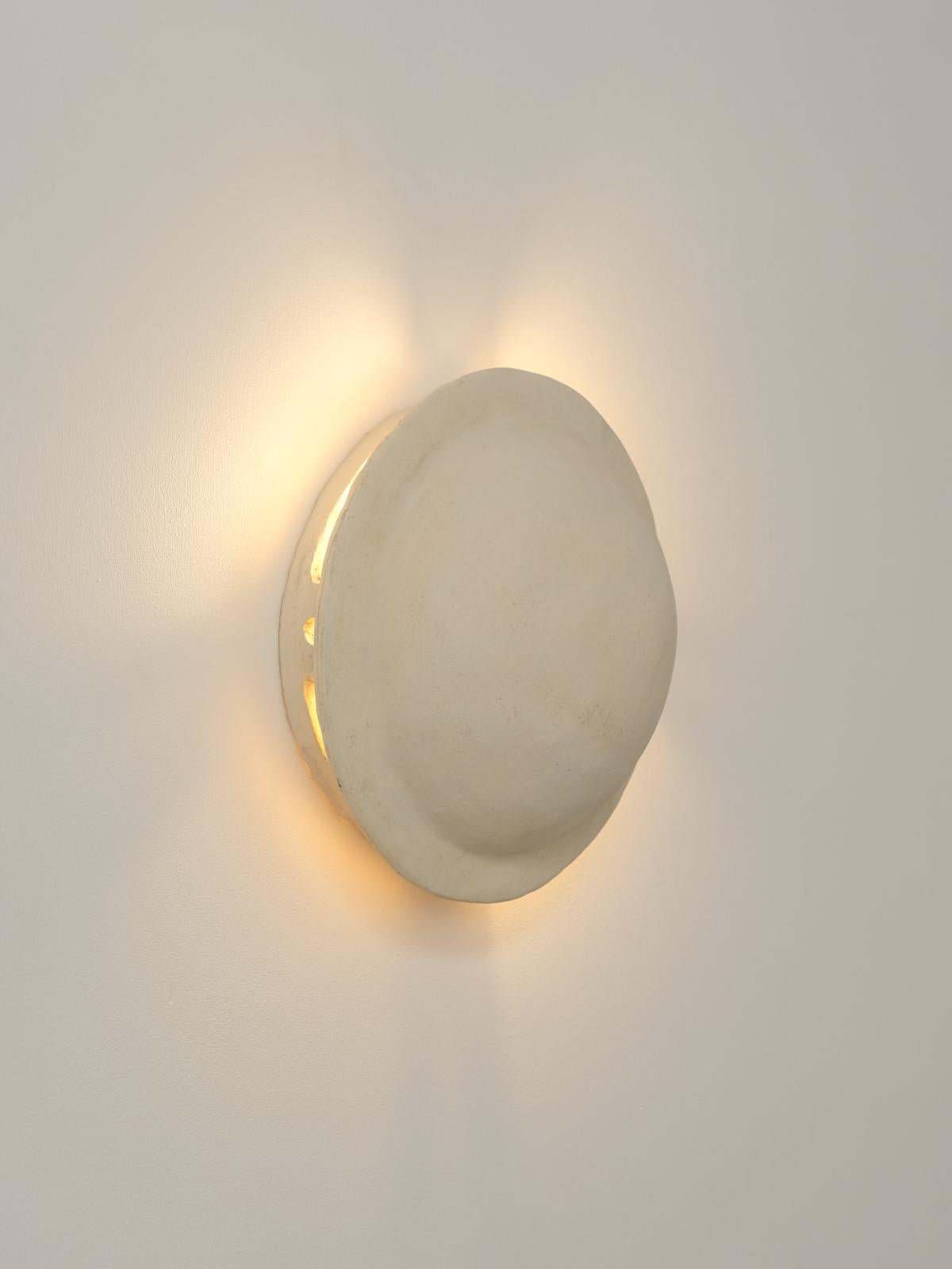 White contemporary Ceramic Wall Light Made of local Clay by memòri studio In New Condition For Sale In Marseille, FR