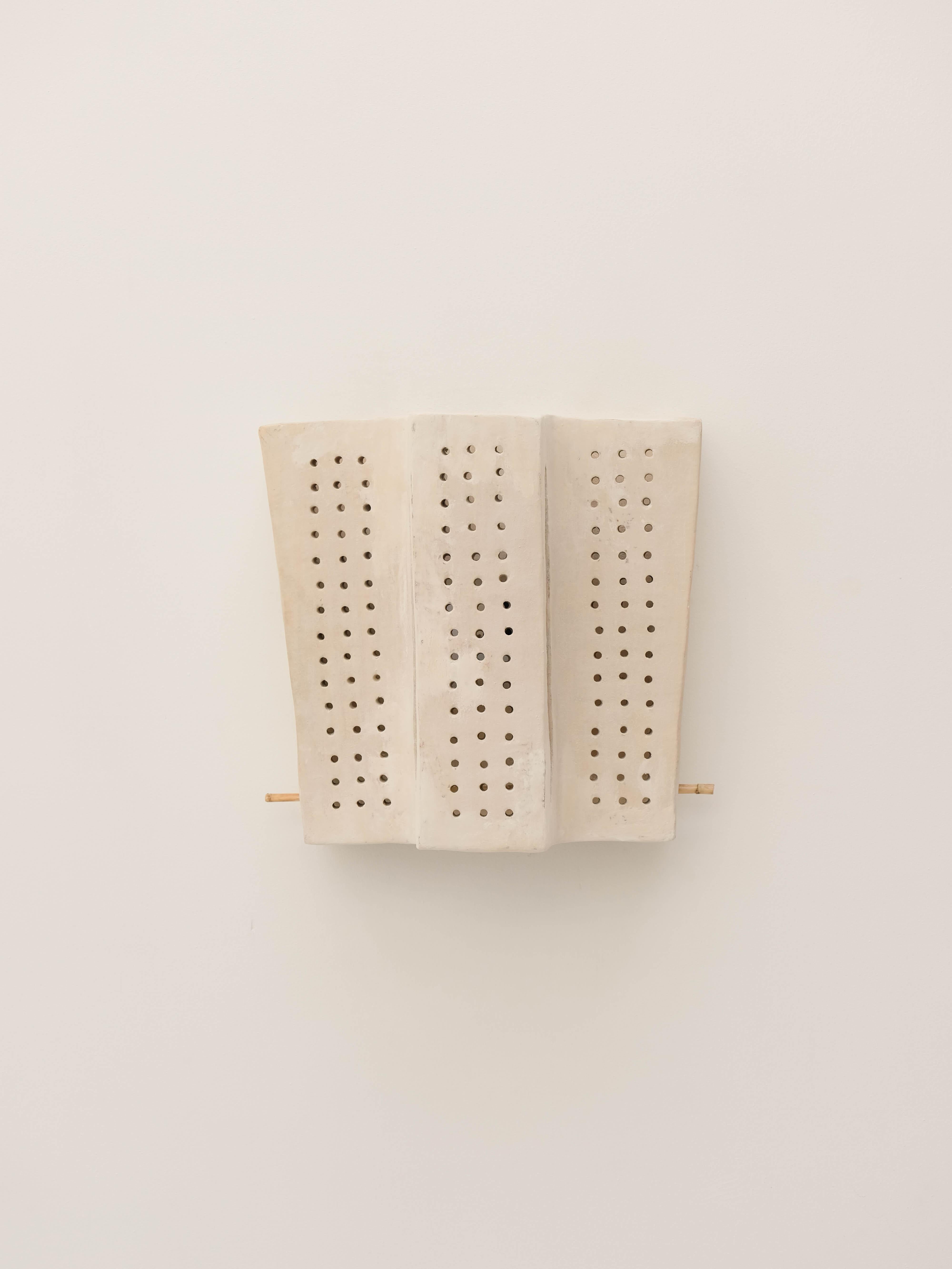 Aplique de cerámica contemporáneo blanco de arcilla local por memòri studio Al fuego en venta