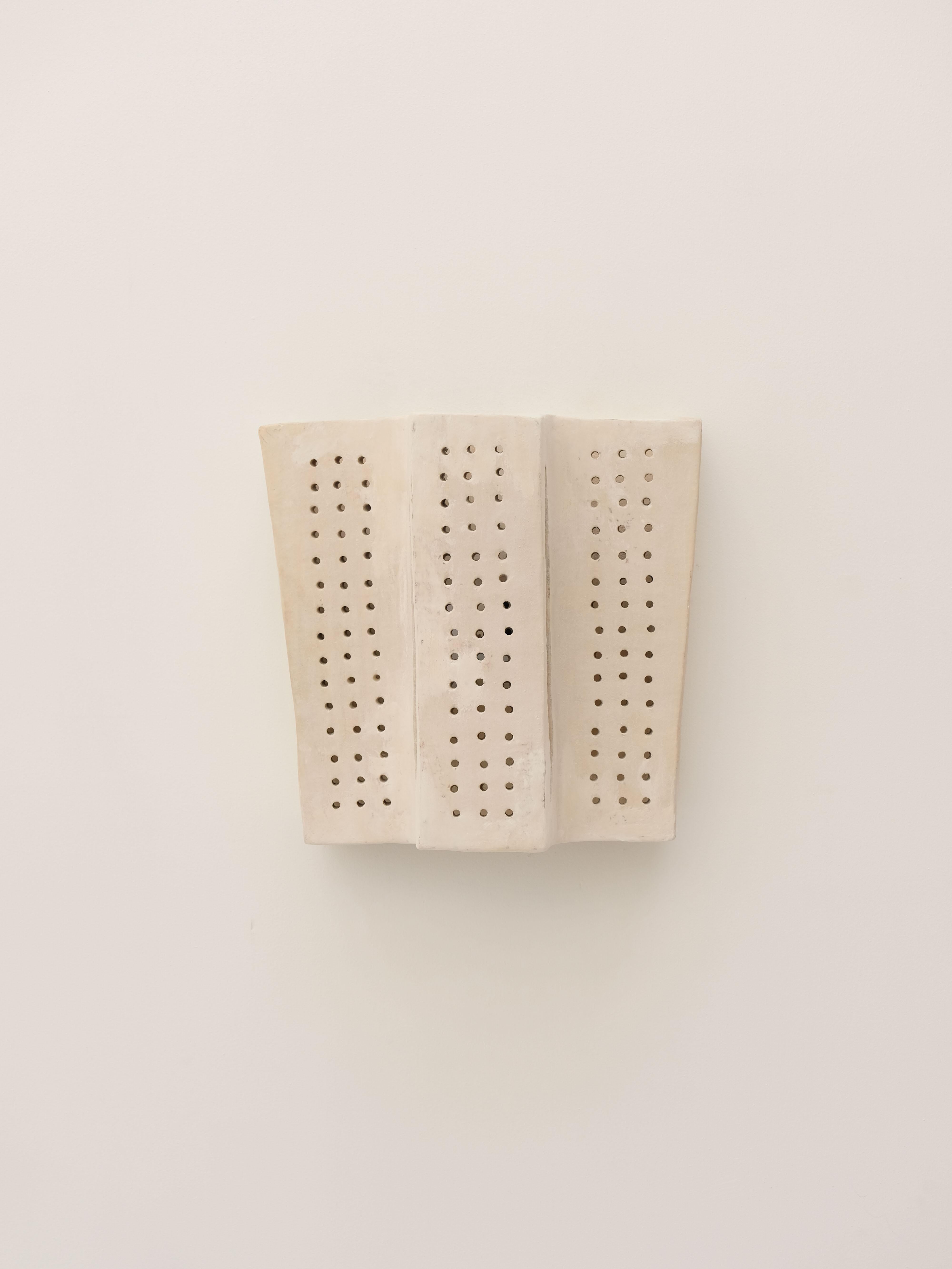 Aplique de cerámica contemporáneo blanco de arcilla local por memòri studio en Nuevo estado para la venta en Marseille, FR
