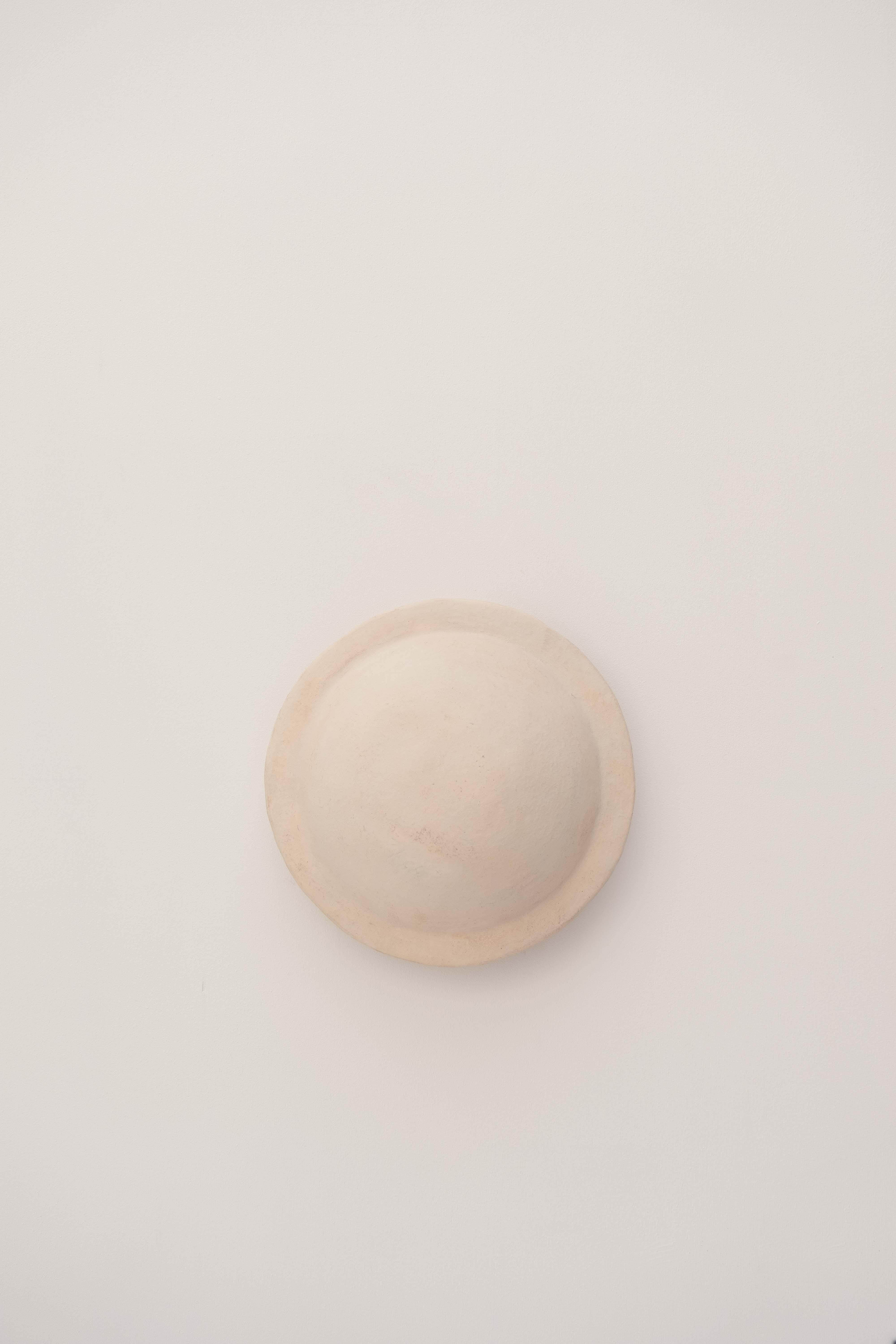 XXI secolo e contemporaneo Lampada da parete contemporanea in ceramica bianca realizzata con argilla locale da Memòri Studio in vendita