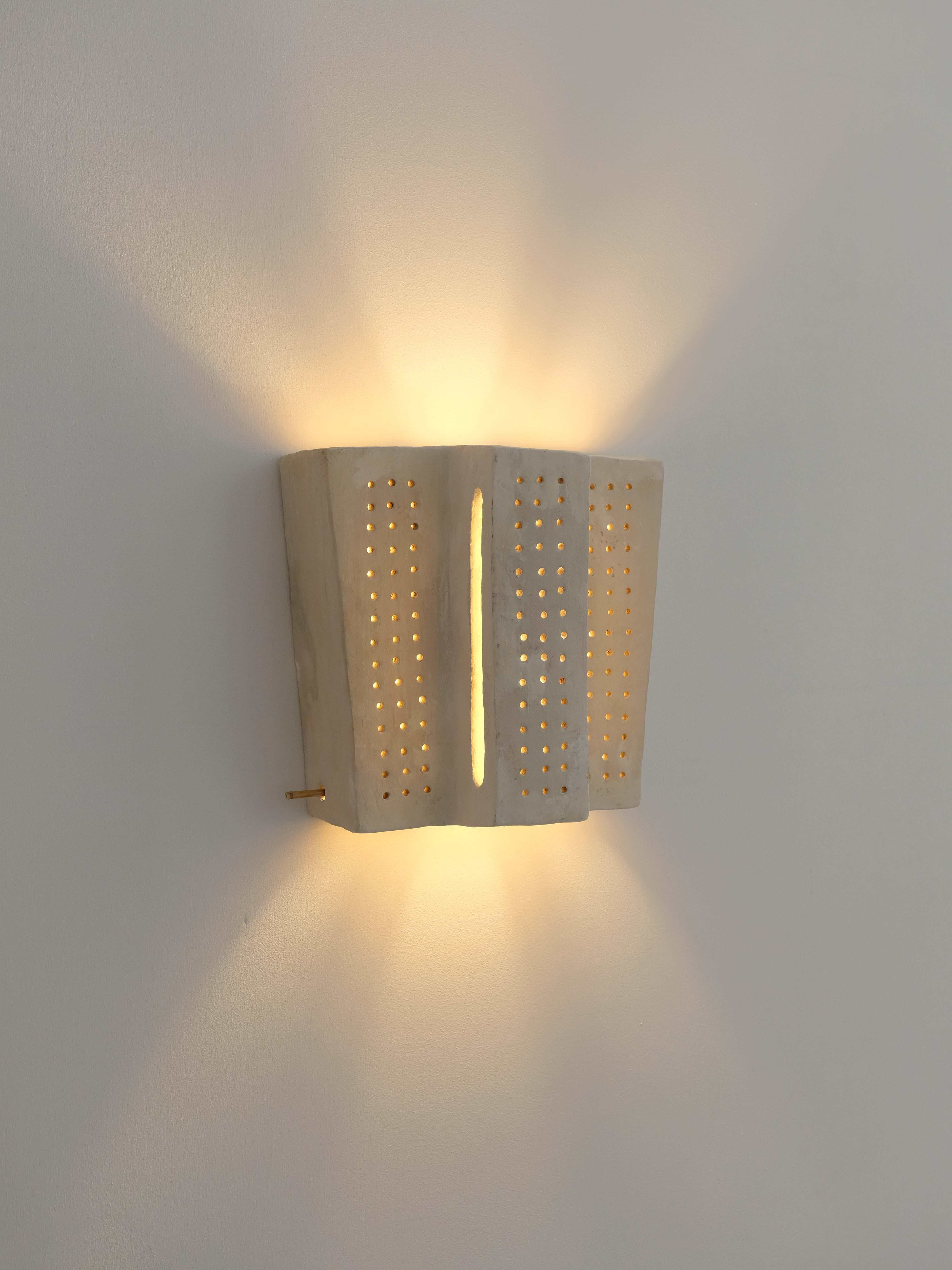 Aplique de cerámica contemporáneo blanco de arcilla local por memòri studio Siglo XXI y contemporáneo en venta