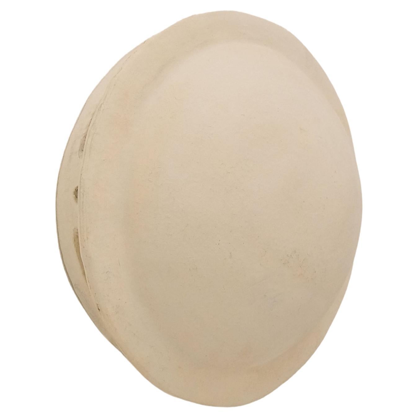 Lampada da parete contemporanea in ceramica bianca realizzata con argilla locale da Memòri Studio