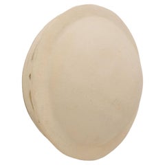 Lampada da parete contemporanea in ceramica bianca realizzata con argilla locale da Memòri Studio