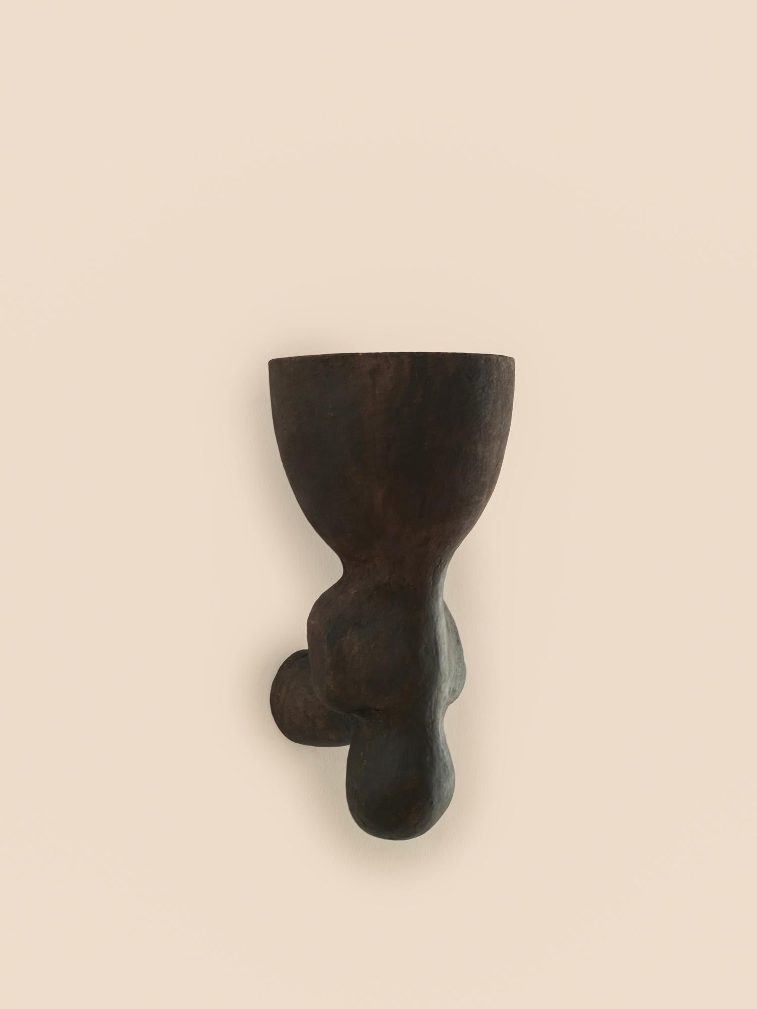 Lampada da parete in ceramica contemporanea di colore bianco, realizzata in argilla locale e lavorata a mano. in vendita 2