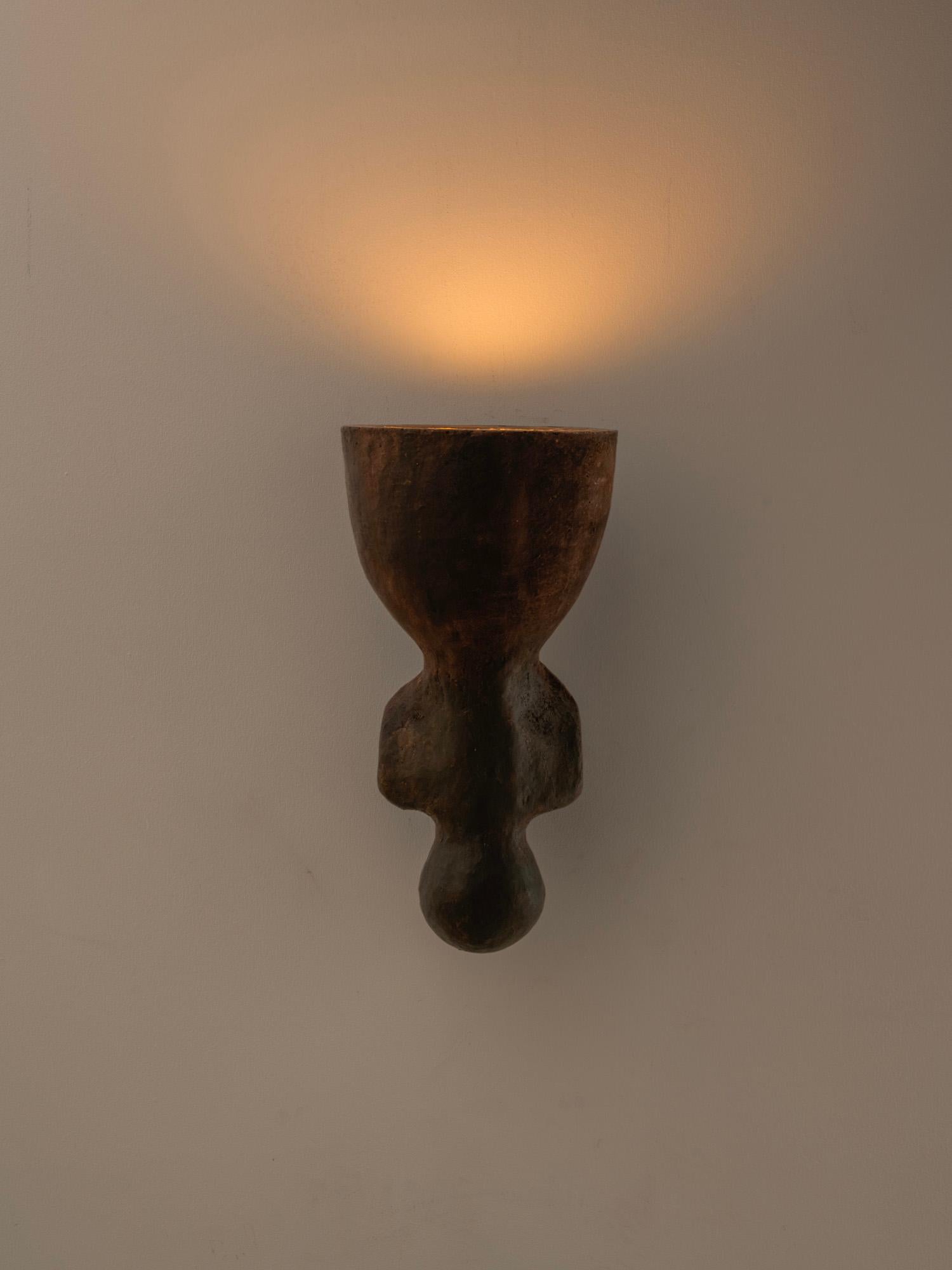 Lampada da parete in ceramica contemporanea di colore bianco, realizzata in argilla locale e lavorata a mano. in vendita 4