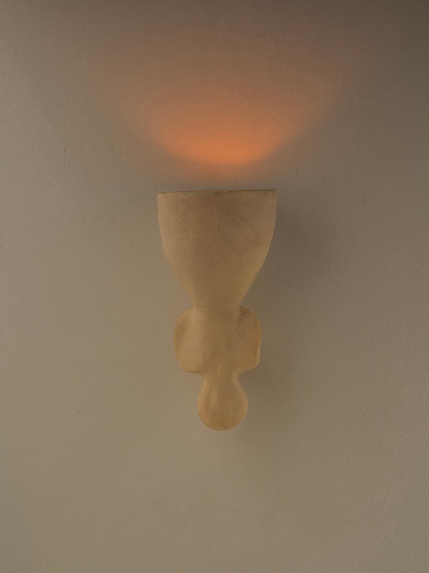 Lampada da parete in ceramica contemporanea di colore bianco, realizzata in argilla locale e lavorata a mano. in vendita 5
