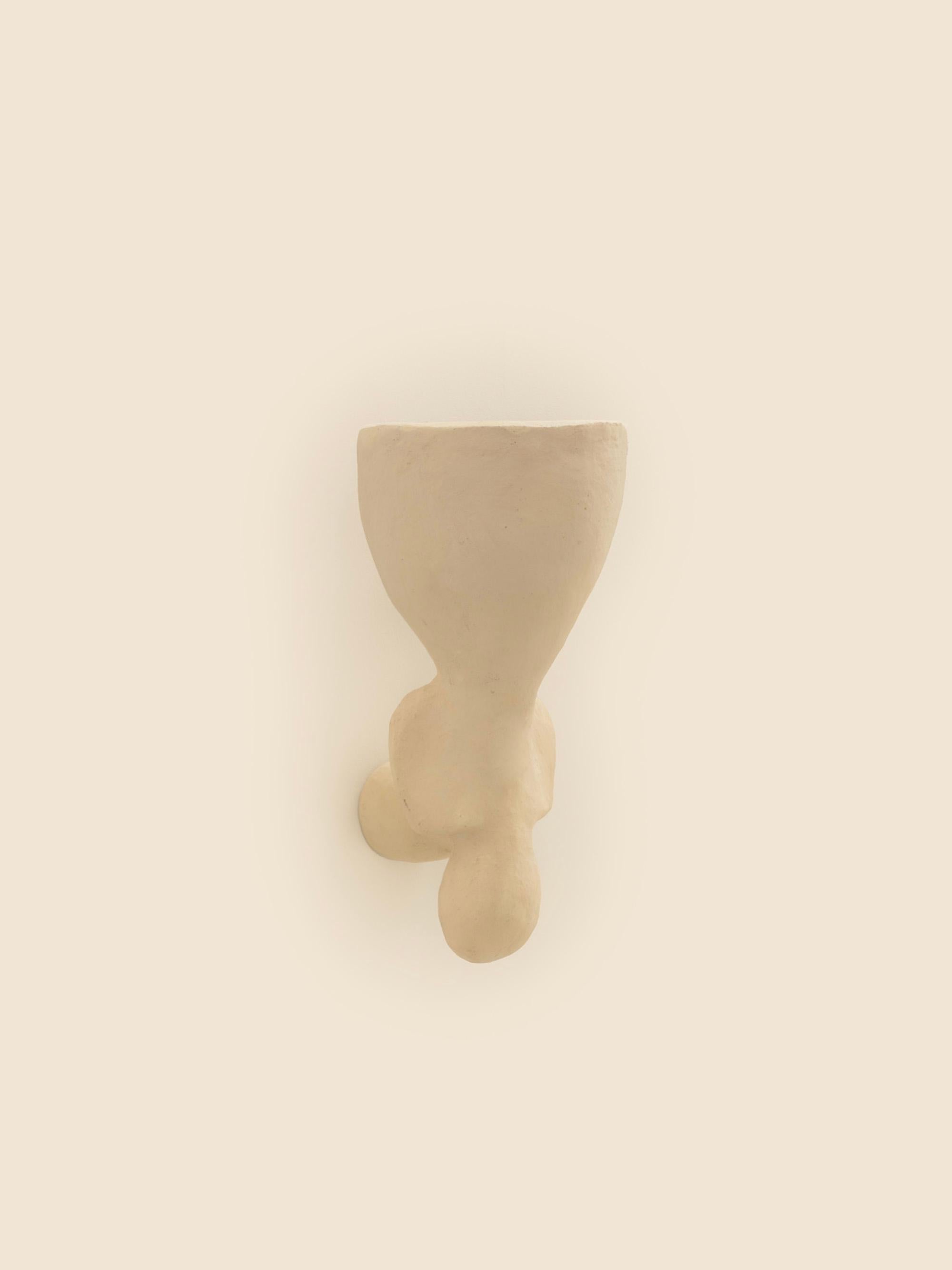 Lampada da parete in ceramica contemporanea di colore bianco, realizzata in argilla locale e lavorata a mano. in vendita 9