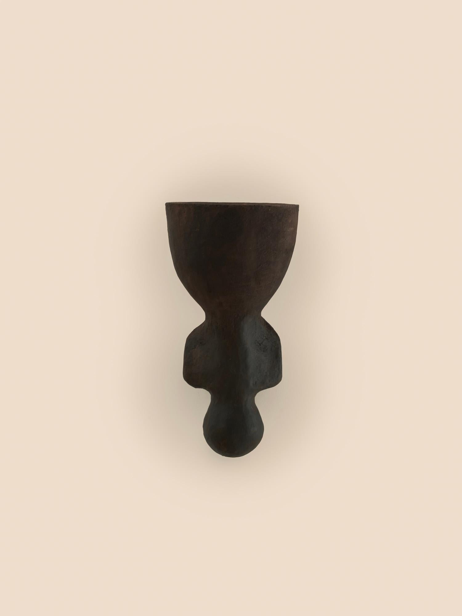 Africano Lampada da parete in ceramica contemporanea di colore bianco, realizzata in argilla locale e lavorata a mano. in vendita