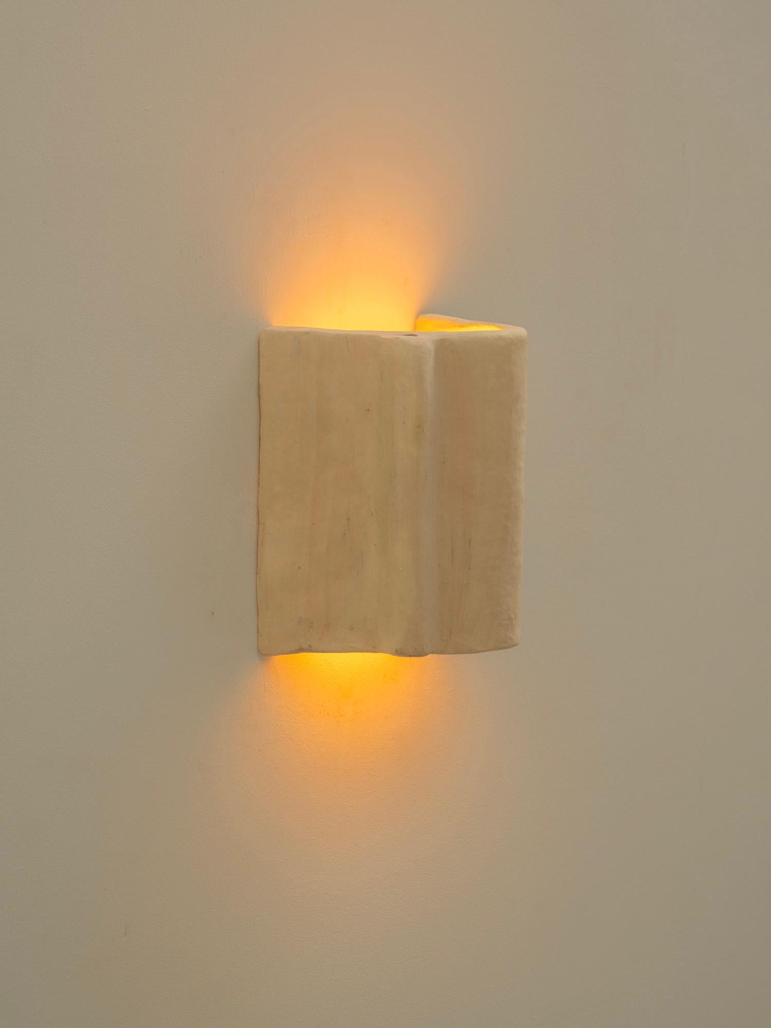 Cuit Applique contemporaine blanche en céramique fabriquée à la main à partir d'argile locale en vente