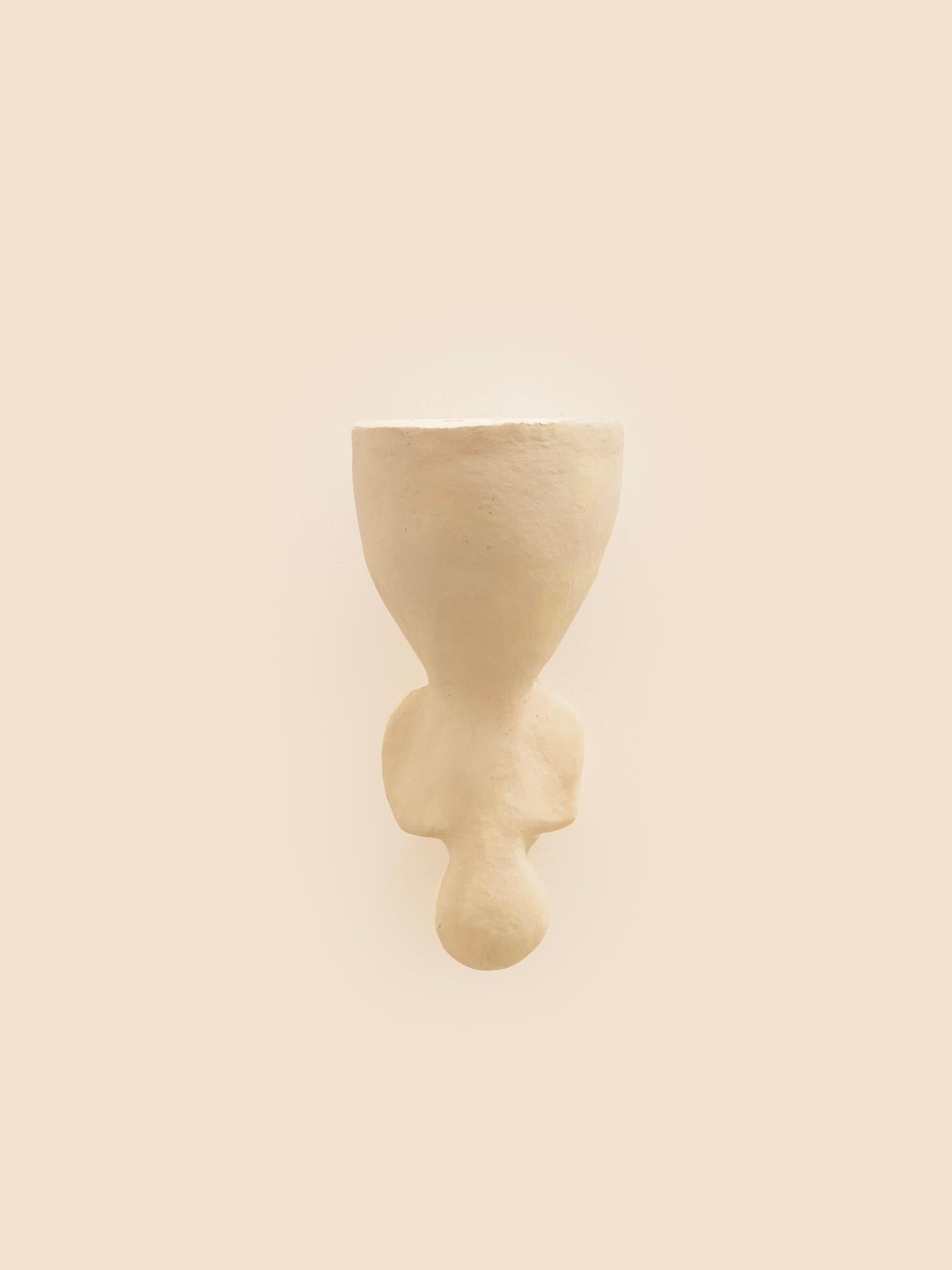 XXI secolo e contemporaneo Lampada da parete in ceramica contemporanea di colore bianco, realizzata in argilla locale e lavorata a mano. in vendita