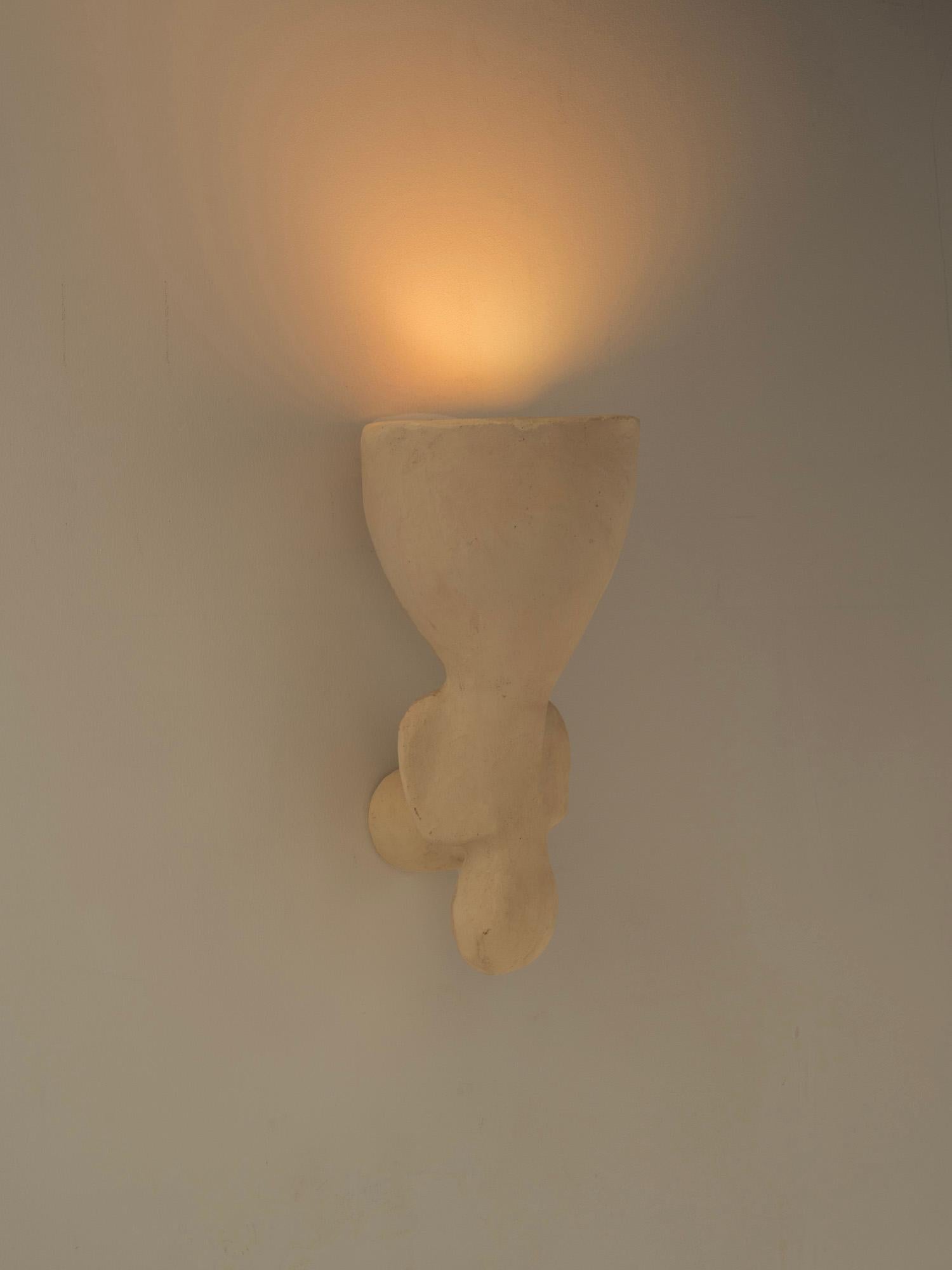 Argilla Lampada da parete in ceramica contemporanea di colore bianco, realizzata in argilla locale e lavorata a mano. in vendita