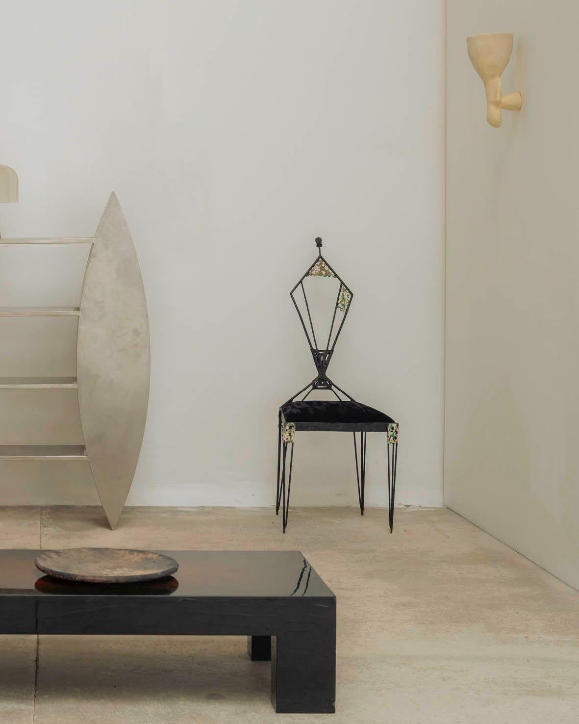 Lampada da parete in ceramica contemporanea di colore bianco, realizzata in argilla locale e lavorata a mano. in vendita 1