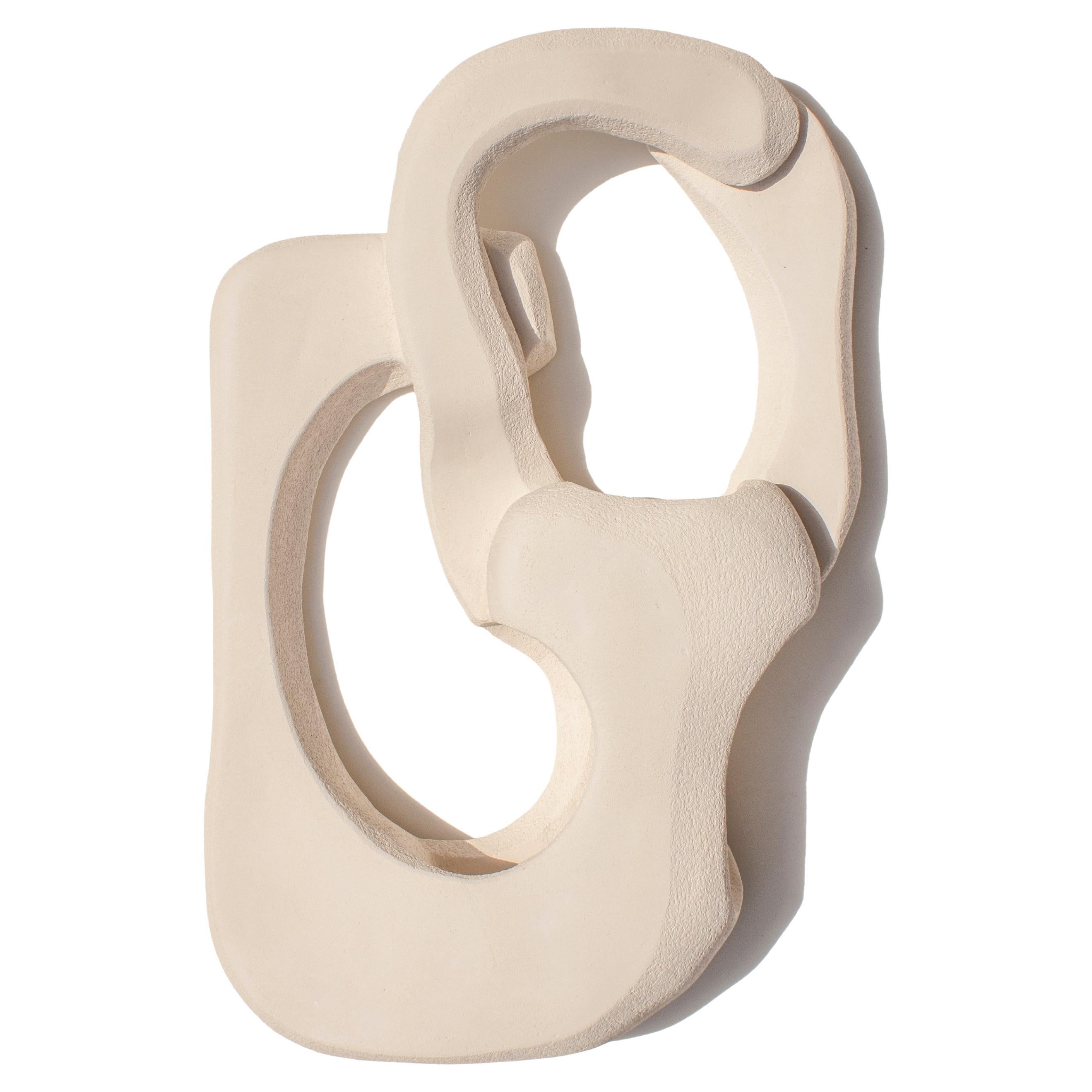 Form No.004 è una lampada scultorea in ceramica della collezione Forms. I contorni astratti e la forma organica di questa applique creano un punto focale accattivante in qualsiasi ambiente, mentre la finitura in cotto bisquit aggiunge profondità e