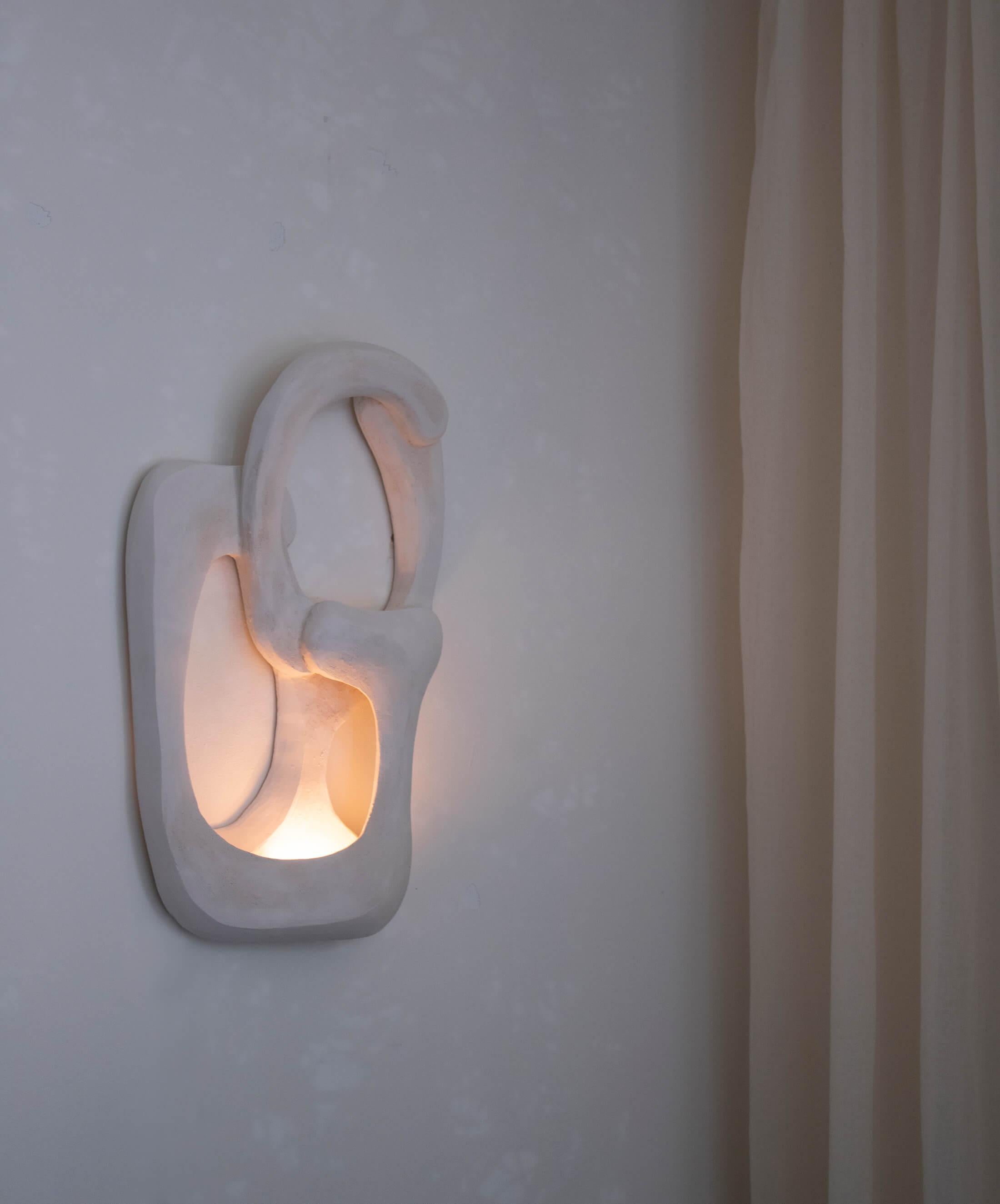 Organico moderno Lampada da parete contemporanea in ceramica bianca, fatta a mano e scultorea 